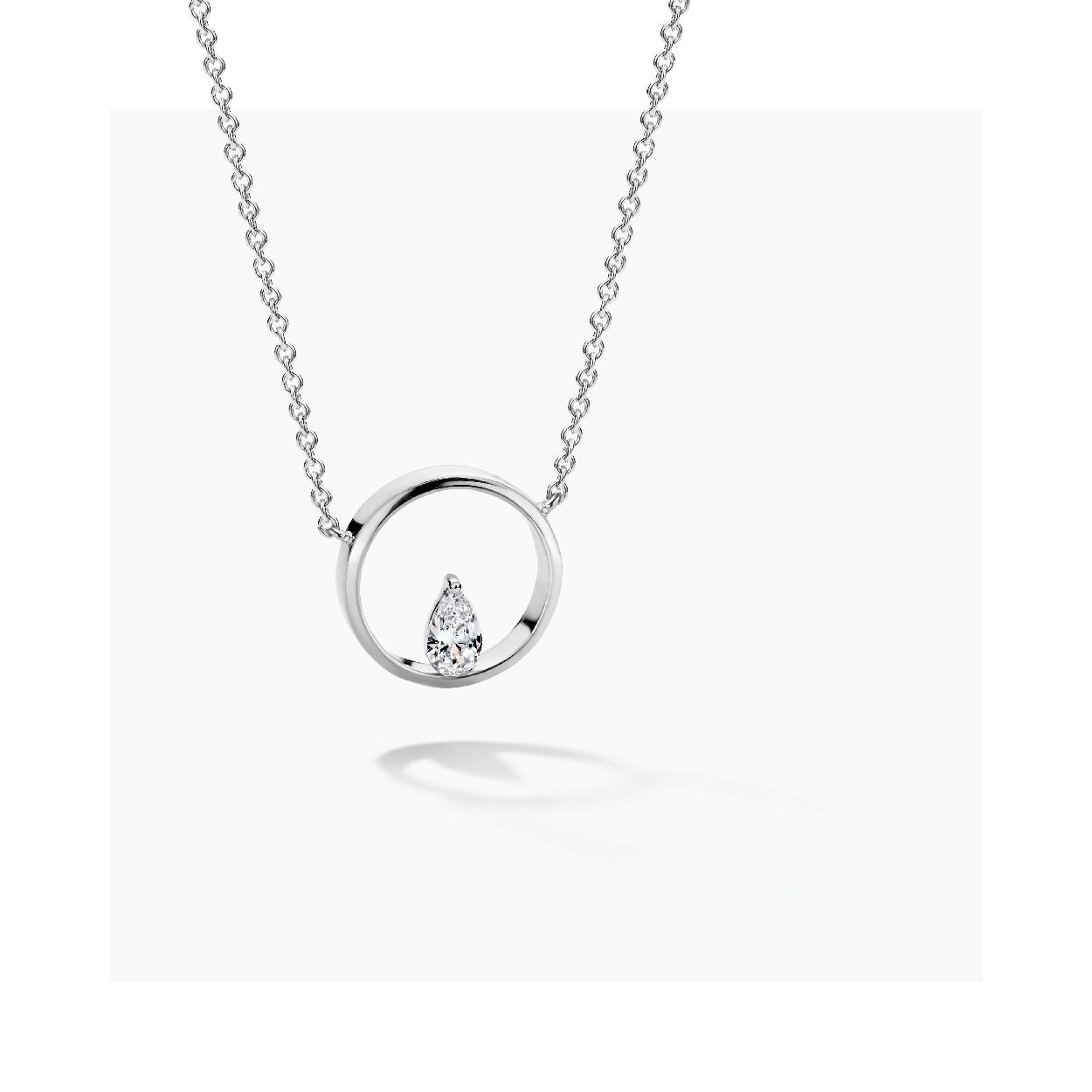 Dit is een collier van het merk FJF Jewellery. De kleur van het sieraad is zilver. Dit sieraad bevat de edelsteen: zirconia van swarovski. De kleur van deze edelsteen is: wit.