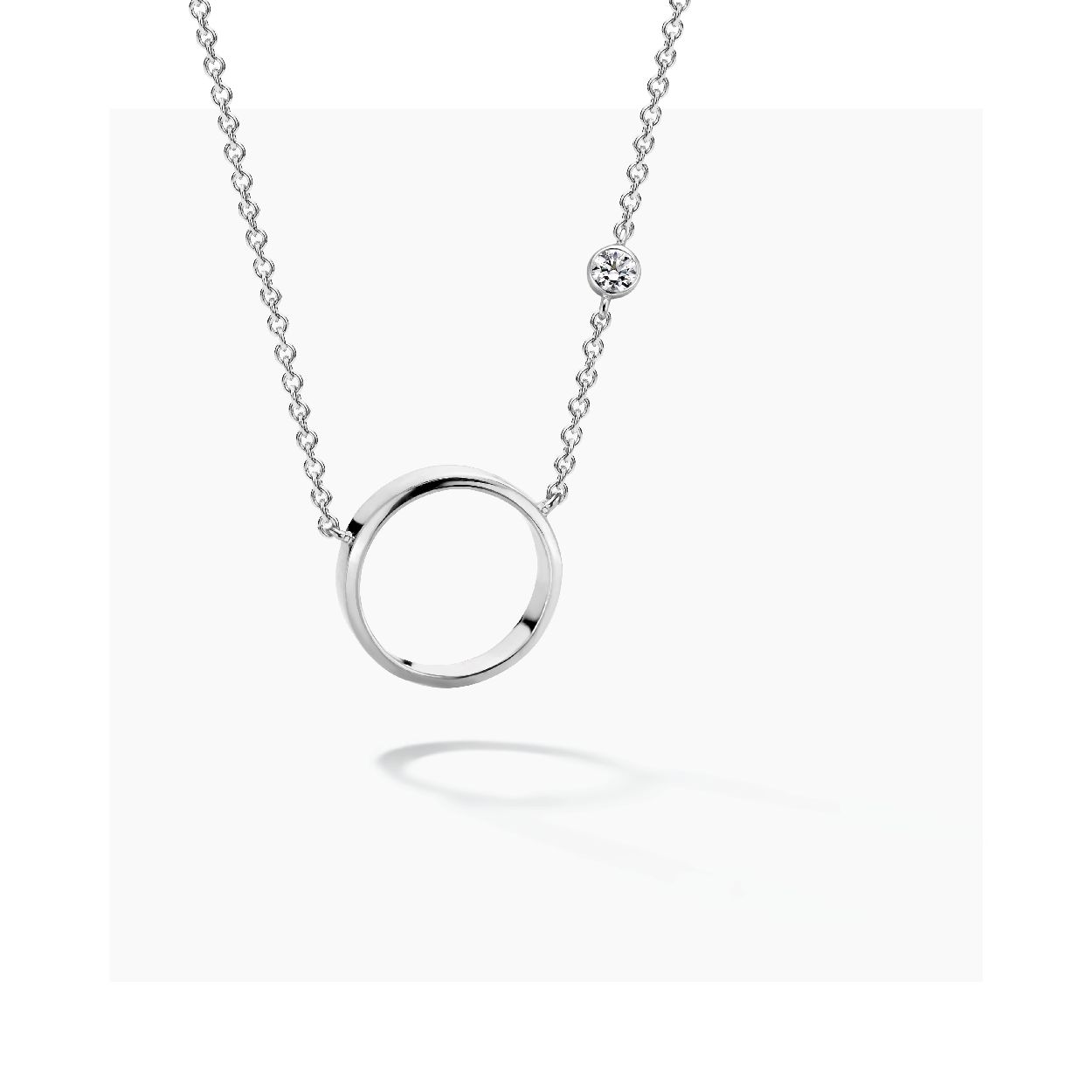 Dit is een collier van het merk FJF Jewellery. De kleur van het sieraad is zilver. Dit sieraad bevat de edelsteen: zirconia van swarovski. De kleur van deze edelsteen is: wit.