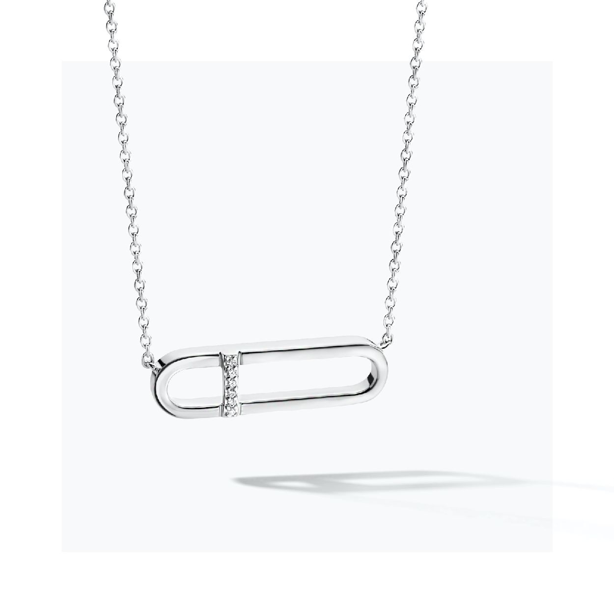 Dit is een collier van het merk FJF Jewellery. De kleur van het sieraad is zilver. Dit sieraad bevat de edelsteen: zirconia van swarovski. De kleur van deze edelsteen is: wit.