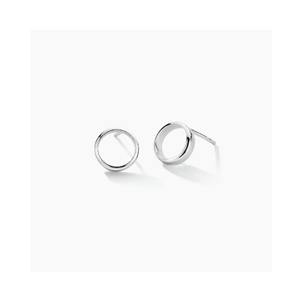 Dit zijn creolen van het merk FJF Jewellery. De kleur van de creolen is zilver.