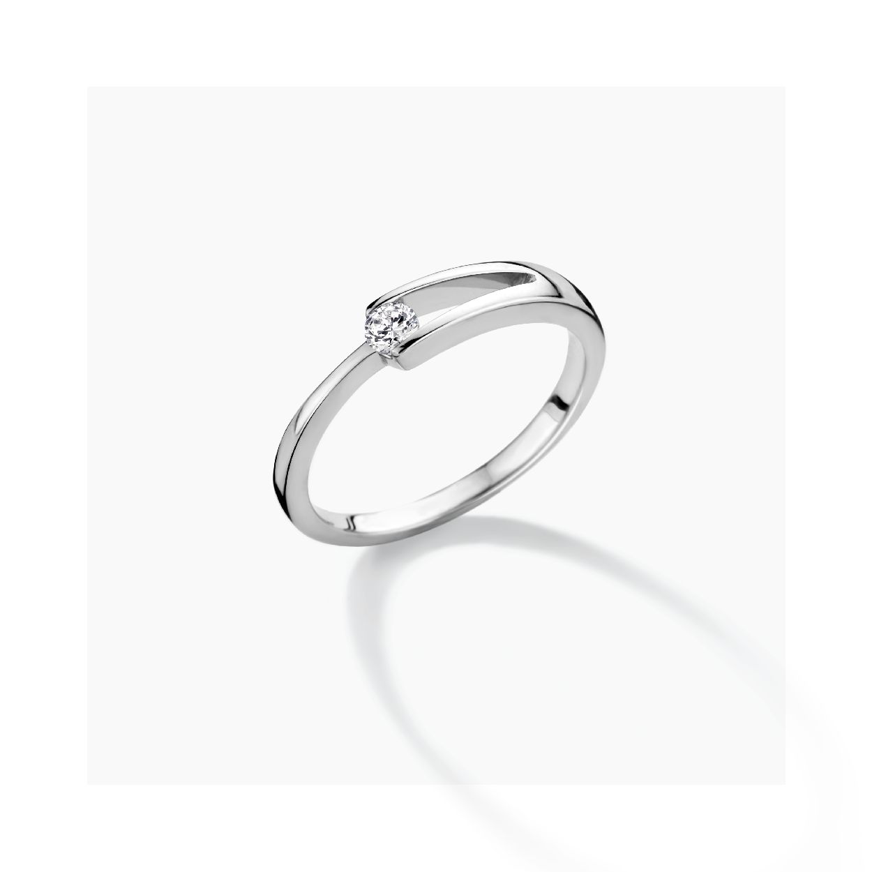 Een ring van het merk FJF Jewellery. De kleur van het sieraad is zilver. Dit sieraad bevat de edelsteen: zirconia van swarovski. De kleur van deze edelsteen is: wit.