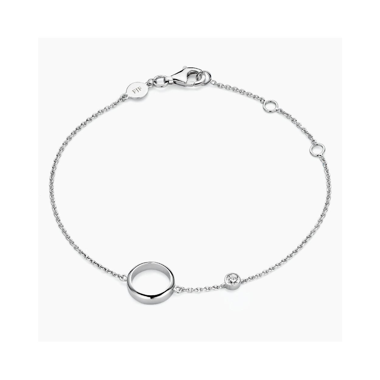 Dit is een armband van het merk FJF Jewellery.  Dit sieraad is gemaakt van zilver en is voorzien van een rhodium-plating.  De armband bevat zirconia van swarovski. De kleur van deze steen is: wit.