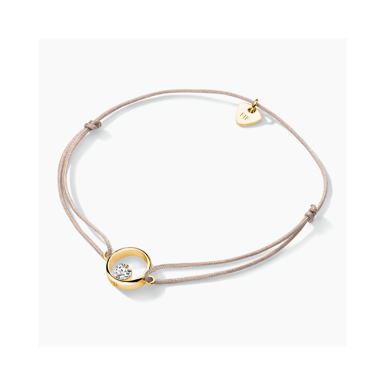 Een armband van het merk FJF Jewellery. De kleur van het sieraad is geelgoud. Dit sieraad bevat de edelsteen: zirconia van swarovski. De kleur van deze edelsteen is: wit.