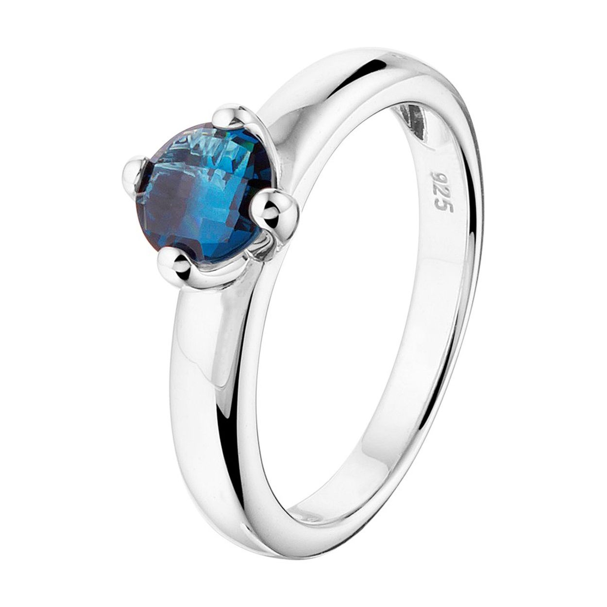 Gerhodineerd 925 zilveren ring uitgevoerd met een synthetisch blauw topaas steen. De ring heeft een breedte van 8mm.