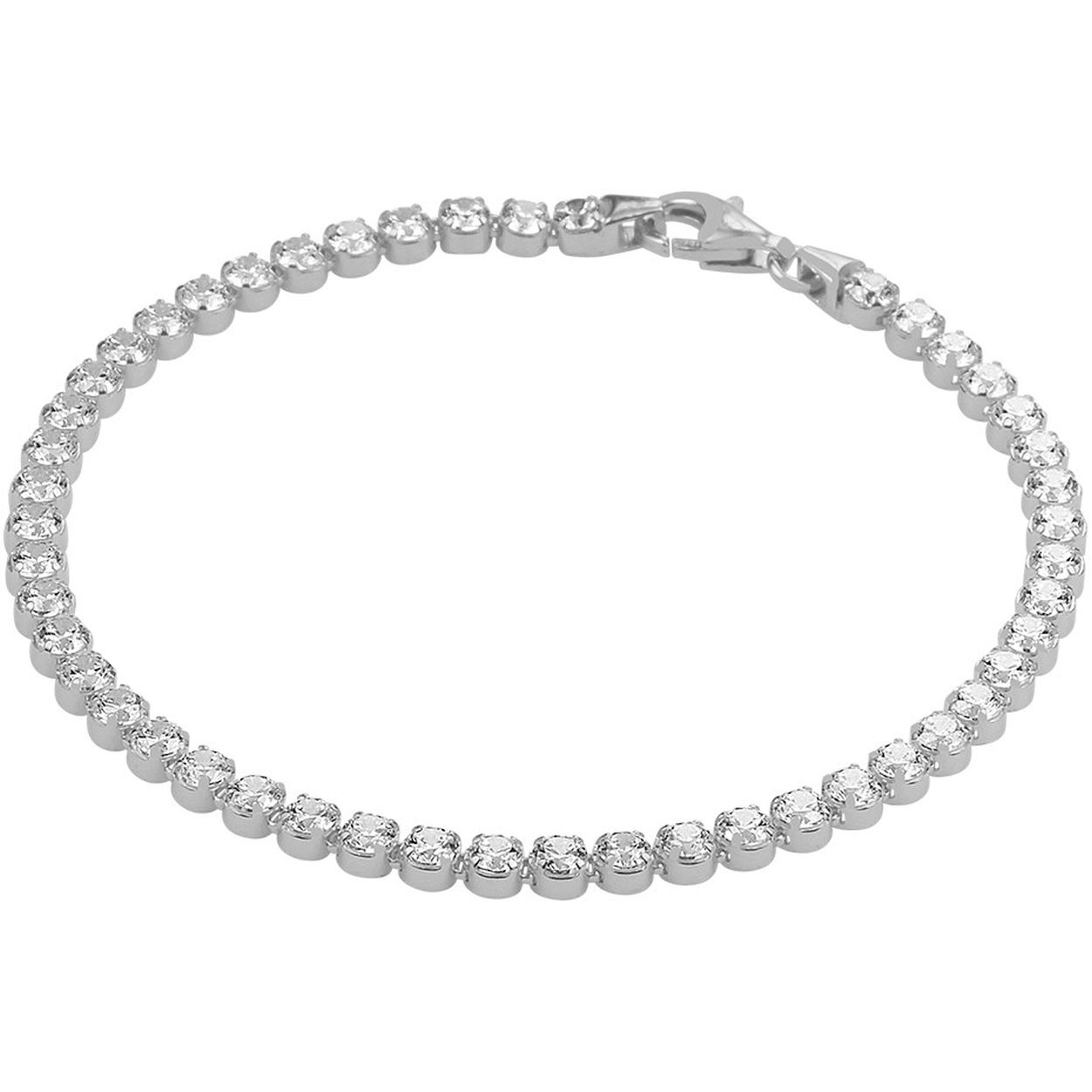 Gerhodineerd 925 zilveren tennisarmband uitgevoerd met een schitterende zirkonia rij en een stevige karabijn sluiting. De armband heeft een draaglengte van 17cm en een breedte van 3mm.
