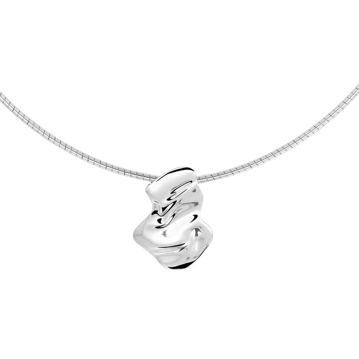 Gerhodineerd 925 zilveren omega collier uitgevoerd met een bewerkte hanger. Het collier heeft een draaglengte van 42cm met een extensie van 3cm. De hanger heeft een afmeting van 25x18.3mm.