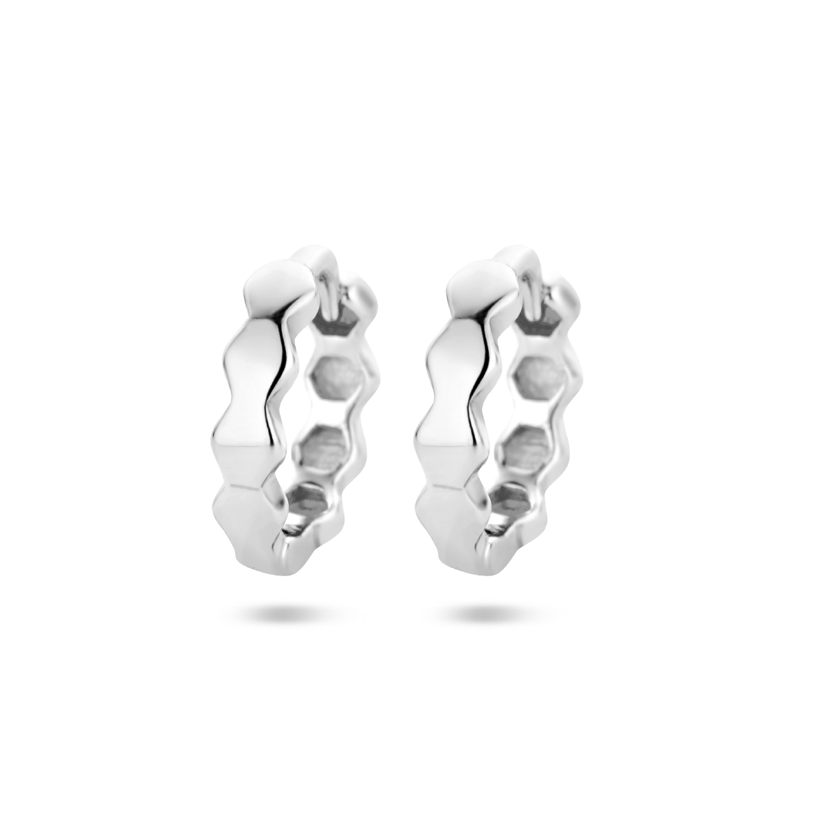 Gerhodineerd 925 zilveren klapoorringen. De oorringen hebben een afmeting van 9x2mm.