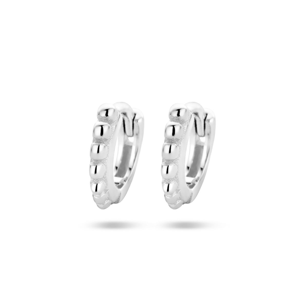 Gerhodineerd 925 zilveren klapoorringen uitgevoerd met bolletjes van 2mm.