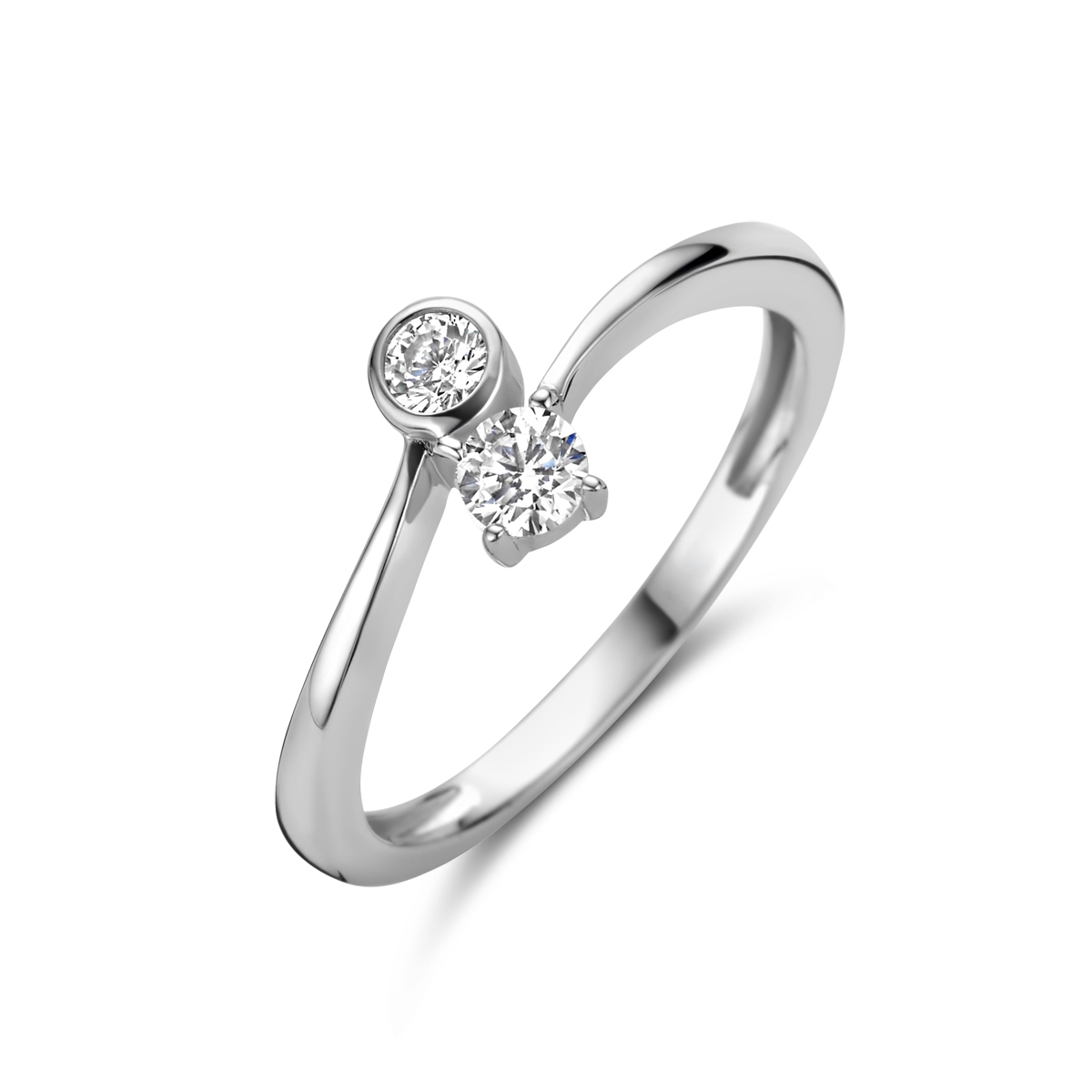 Gerhodineerd 925 zilveren ring uitgevoerd met schitterende zirkonia. De ring heeft een breedte van 7mm.