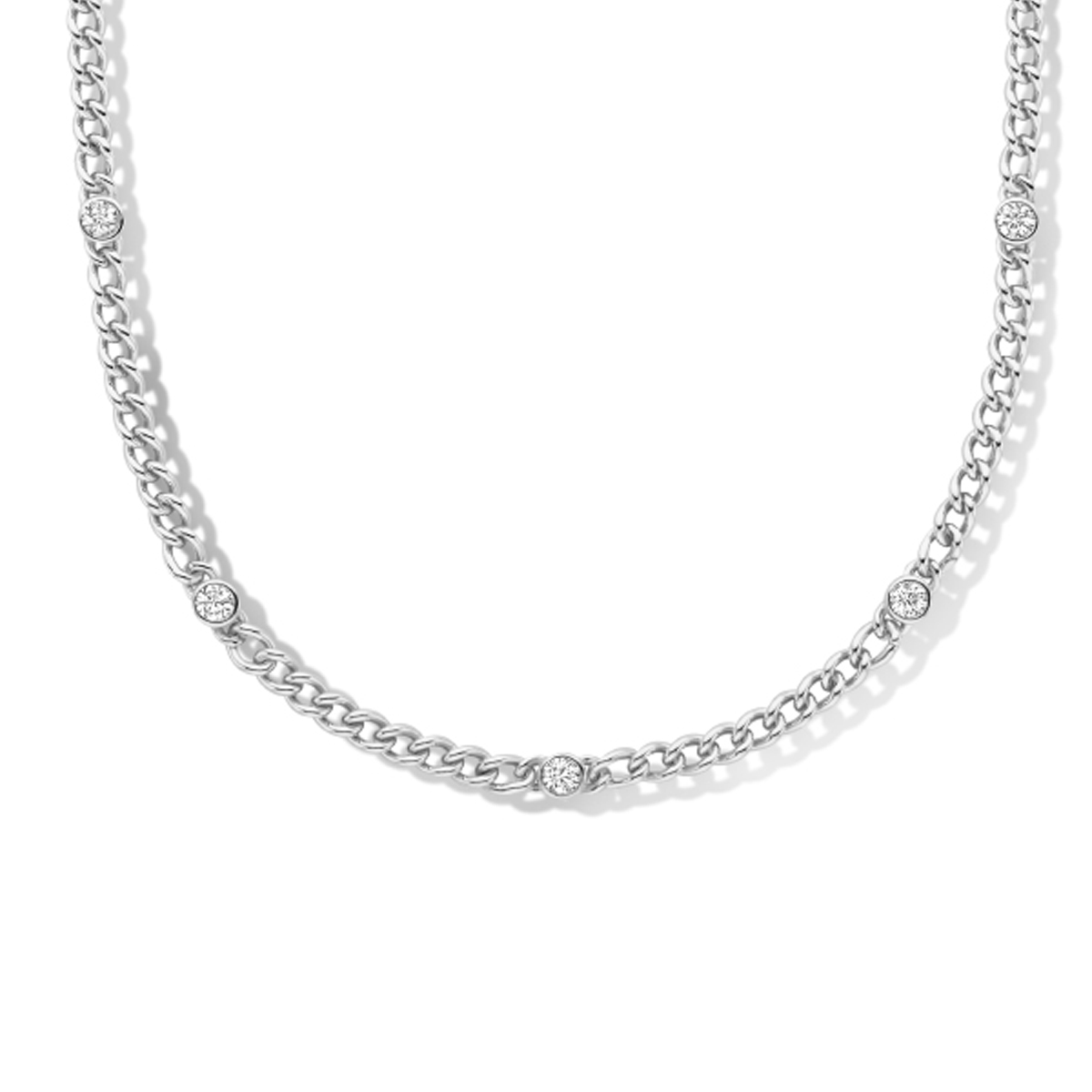 Gerhodineerd 925 zilveren collier uitgevoerd met een schitterende zirkonia rij en een karabijn sluiting. Het collier heeft een breedte van 4mm en een draaglengte van 45cm.