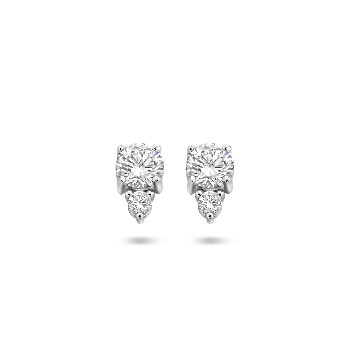 Gerhodineerd 925 zilveren oorknoppen uitgevoerd met schitterende zirkonia. De oorknoppen hebben een afmeting van 6.5x4mm.
