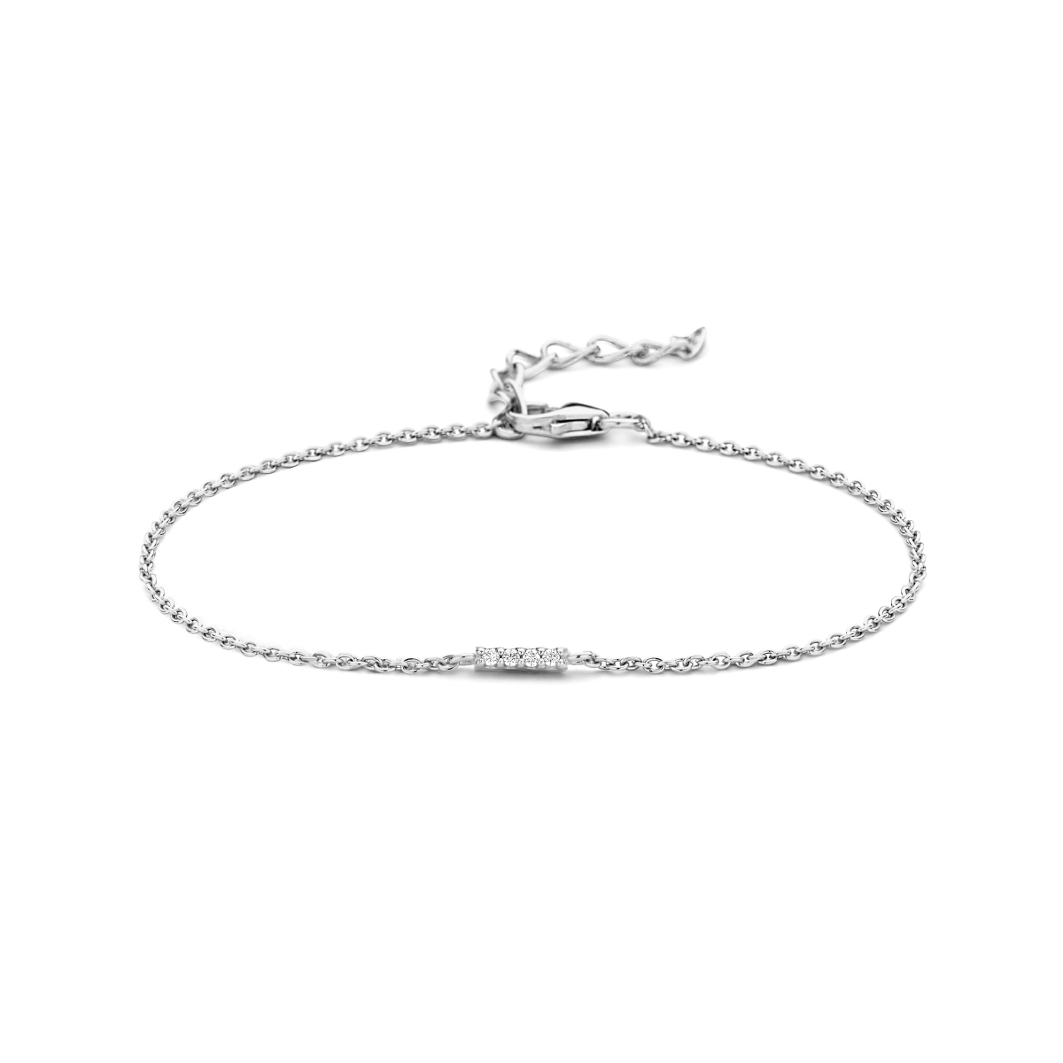 Gerhodineerd 925 zilveren armband uitgevoerd met zirkonia en een karabijnsluiting. De armband heeft een draaglengte van 16cm met een extensie van 3cm.