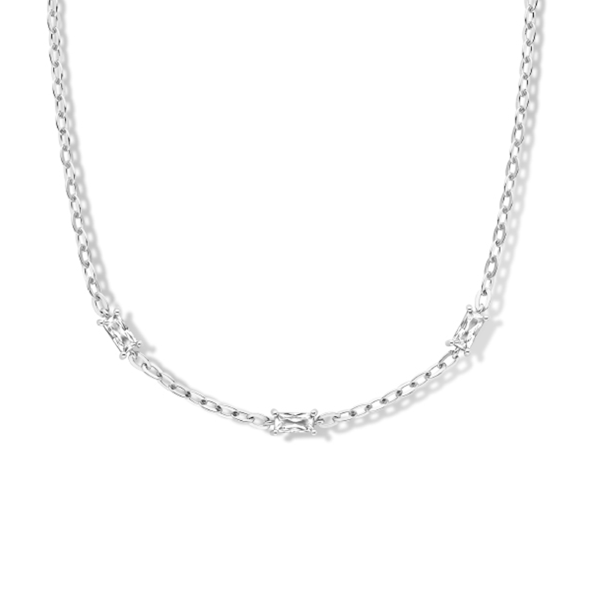 Gerhodineerd 925 zilveren collier uitgevoerd met zirkonia stenen en een karabijnsluiting. Het collier heeft een draaglengte van 42cm met een extensie van 3cm.