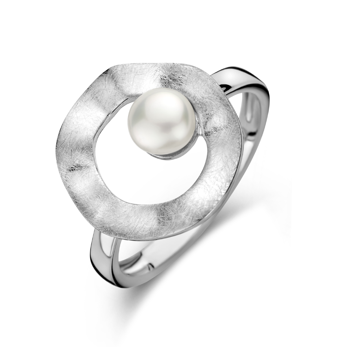 Gerhodineerd 925 zilveren ring uitgevoerd met een zoetwaterparel. De ring heeft een breedte van 15mm.