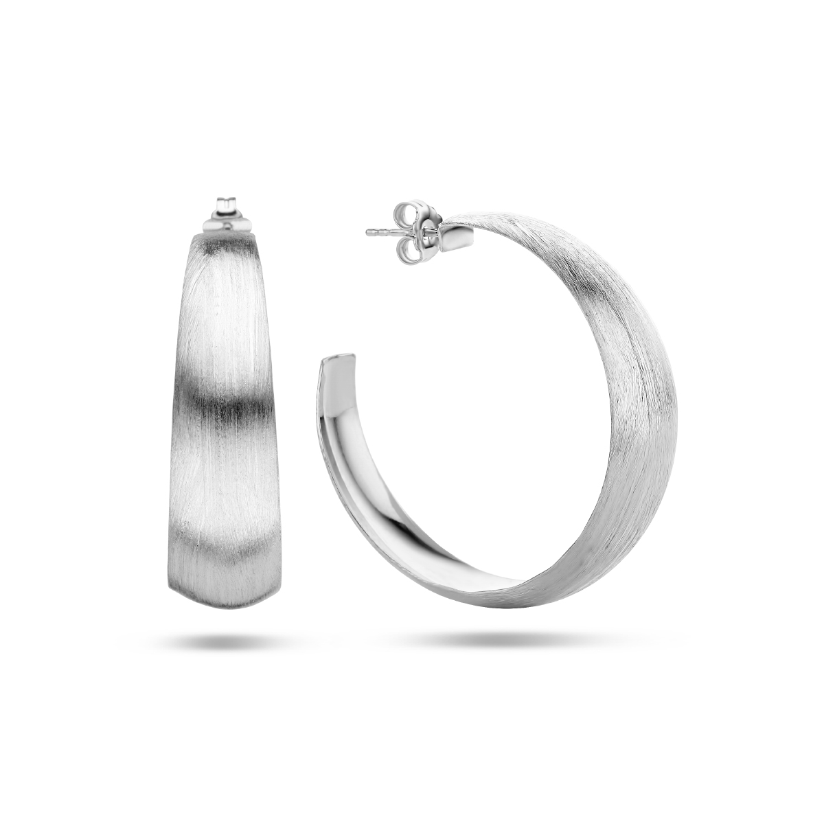 Gerhodineerd 925 zilveren stekeroorringen met een poli/matte afwerking. De oorringen hebben een breedte van 11.5mm.