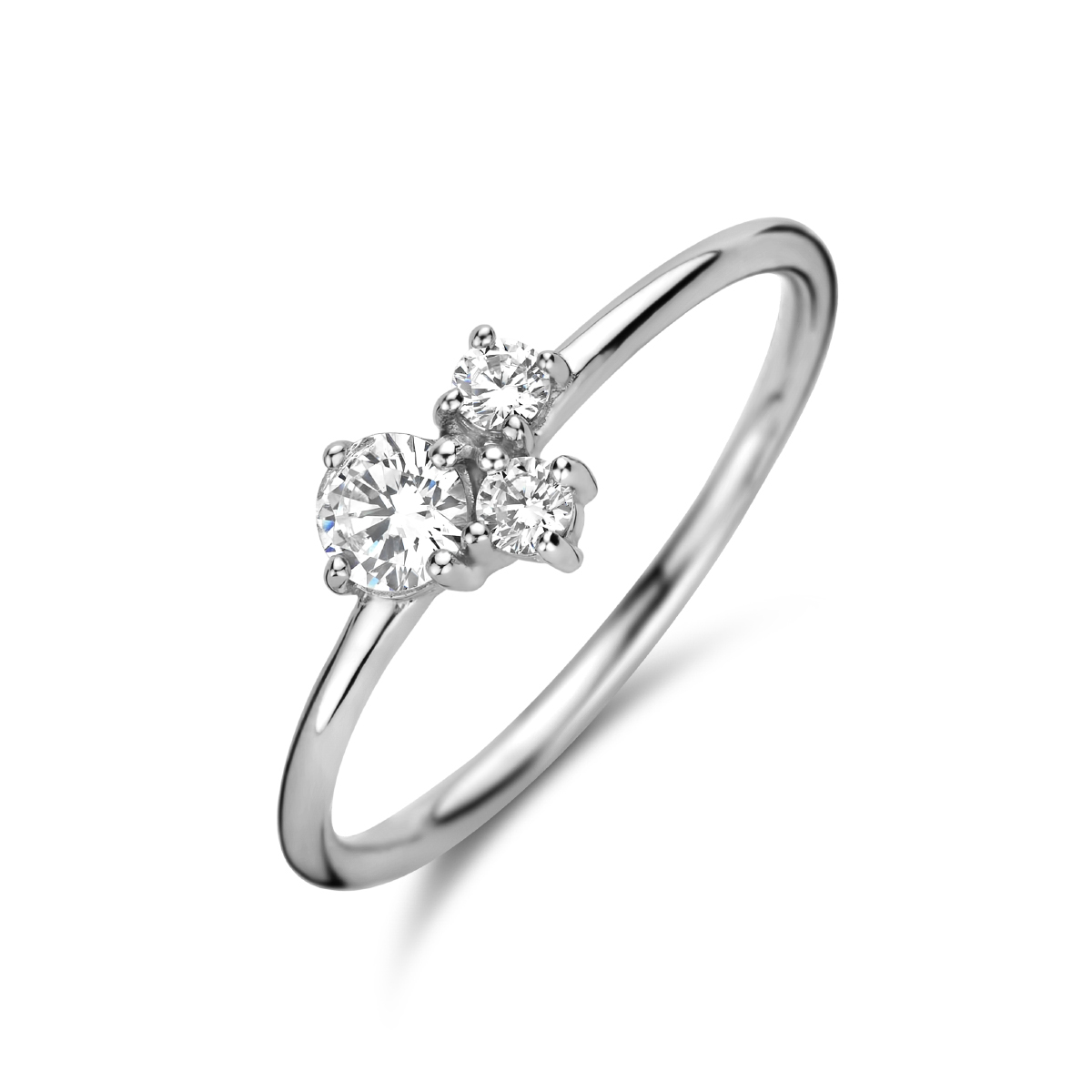 Gerhodineerd 925 zilveren ring met zirkonia. De ring heeft een breedte van 6.5mm.
