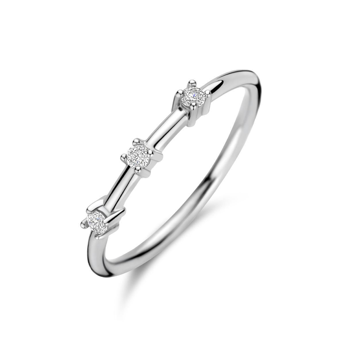 Gerhodineerd 925 zilveren ring met zirkonia. De ring heeft een breedte van 2.5mm.