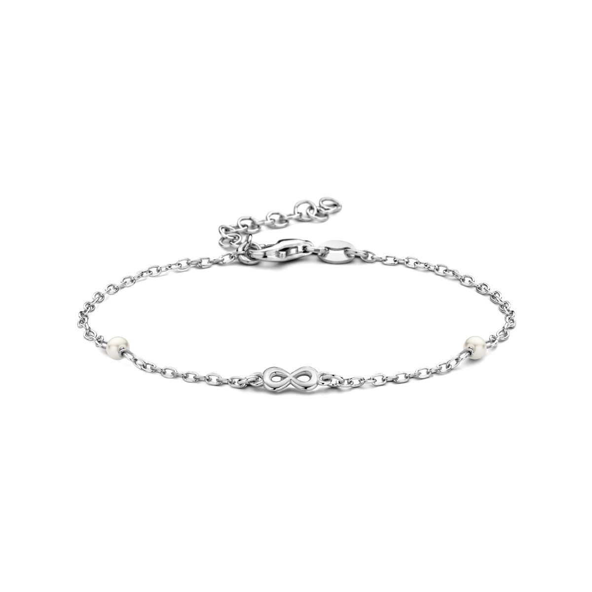 Gerhodineerd 925 zilveren armband uitgevoerd met een infinity hanger, synthetische parels en een karabijn sluiting. De armband heeft een draaglengte van 16cm met een extensie van 3cm.