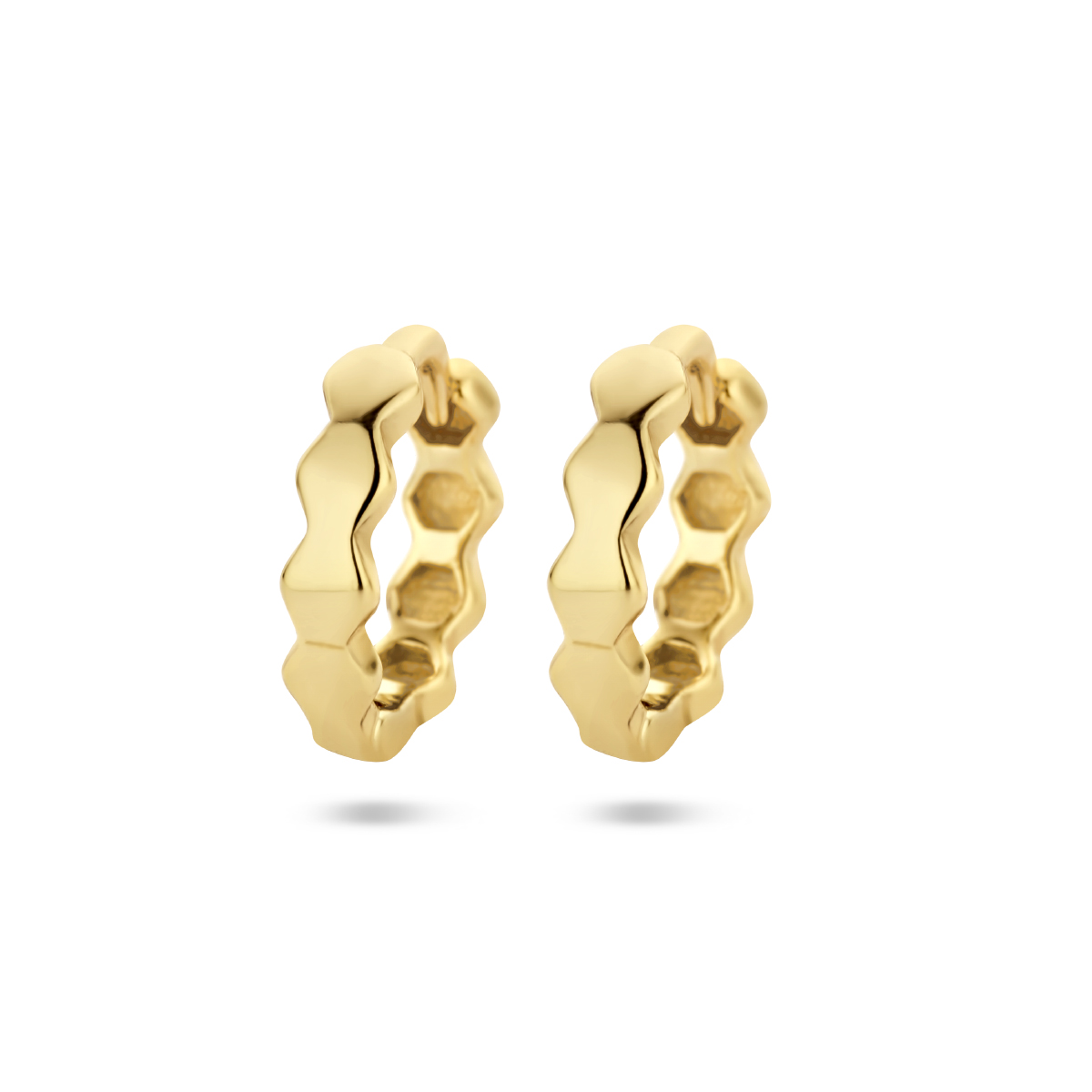Geelgoud op 925 zilveren klapoorringen. De oorringen hebben een afmeting van 9x2mm. Geen garantie op de plating.