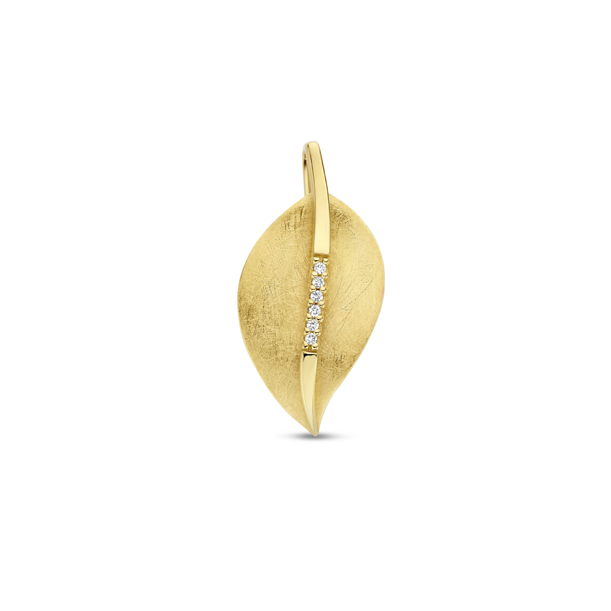 14k Geelgouden hanger uitgevoerd met een schitterende diamant rij. De hanger heeft een afmeting van 25x12.5mm.
