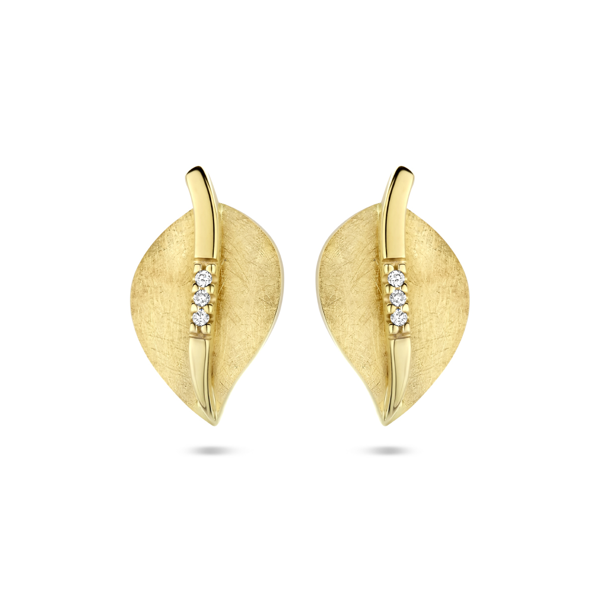14k Geelgouden oorknoppen uitgevoerd met schitterende diamant. De oorknoppen hebben een afmeting van 14x8.5mm.
