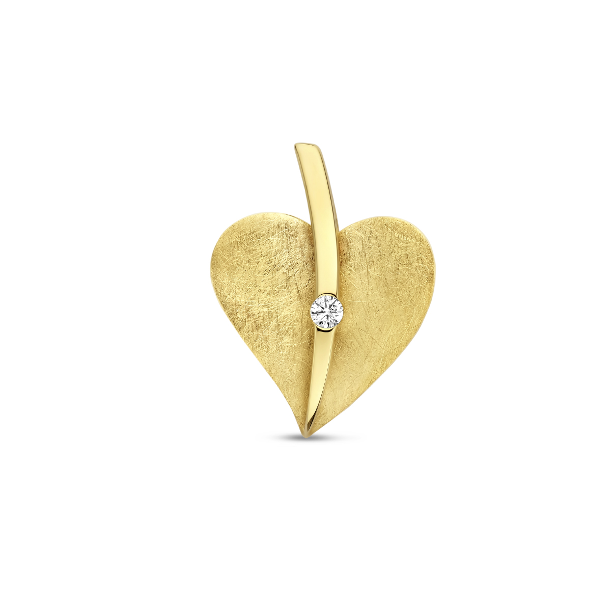 14k Geelgouden hanger uitgevoerd in vorm van een hart en een schitterende diamant daarin. Het hangertje heeft een afmeting van 19.5x15mm.