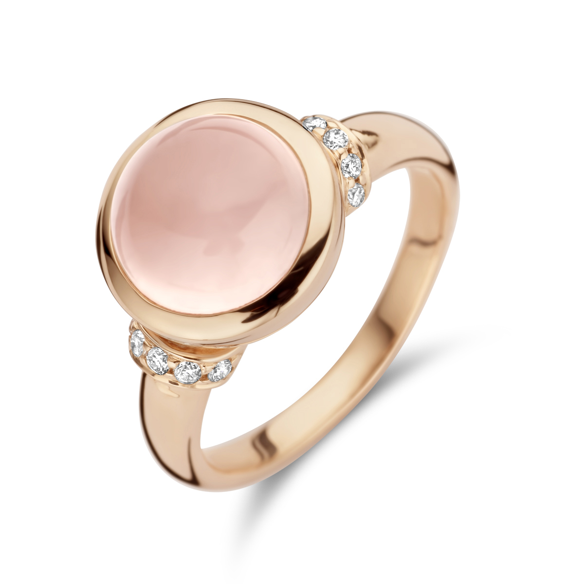 14k Rosegouden ring uitgevoerd met een schitterende rozenkwarts en een diamant rij. De ring heeft een breedte van 11.5mm.