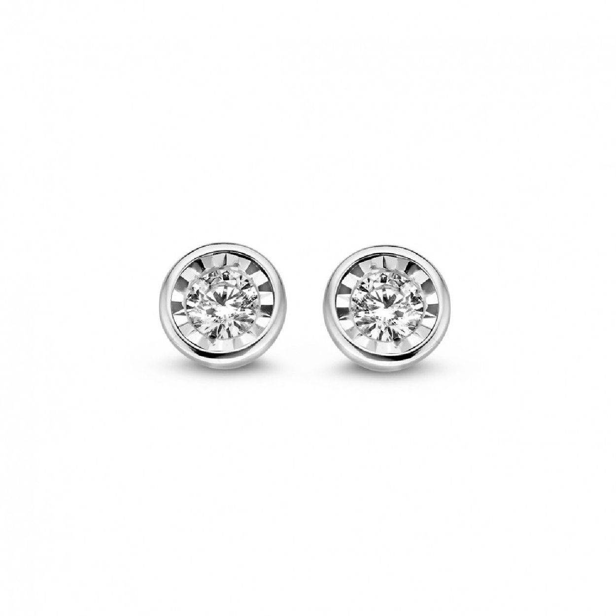 Witgouden oorstekers met diamant (0,28 crt.) in optische�zetting. Deze oorstekers worden geleverd met 14 karaat�poussettes en zijn onderdeel van een set.
