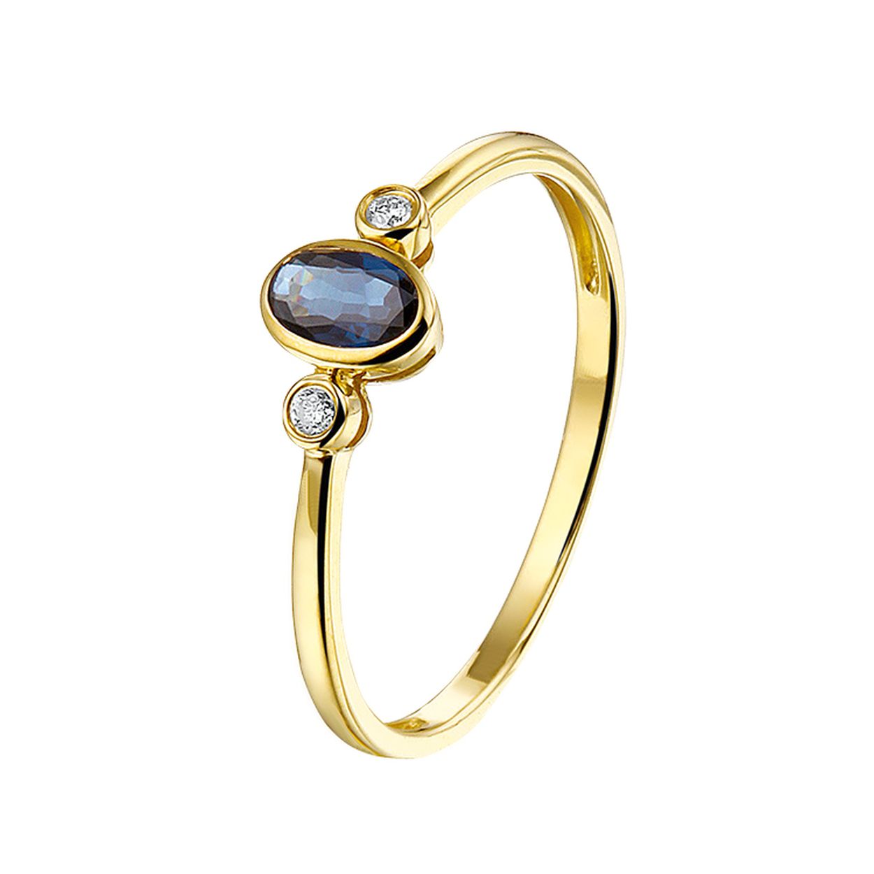 Ontdek tijdloze elegantie met deze 14 karaat geelgouden ring, verrijkt met een natuurlijke, ovale blauwe saffier van 0,28 karaat. De diepblauwe saffier is gevat in een strakke bezelzetting (kastenzetting), wat niet alleen zorgt voor een moderne, verfijnde uitstraling, maar ook voor maximale bescherming van de edelsteen tijdens dagelijks dragen.

Aan weerszijden van de saffier schittert een briljant geslepen diamant, eveneens gevat in een stijlvolle gouden bezel rand. Deze combinatie maakt het sieraad een prachtige keuze als verlovingsring, gedenkwaardig cadeau of elegante toevoeging aan je eigen sieradencollectie.

Kom de ring gerust bewonderen en passen in onze winkel aan de Heiligeweg 10 in het centrum van Amsterdam. Als ambachtelijke juwelier in Amsterdam staan wij klaar met deskundig advies en maatwerk.