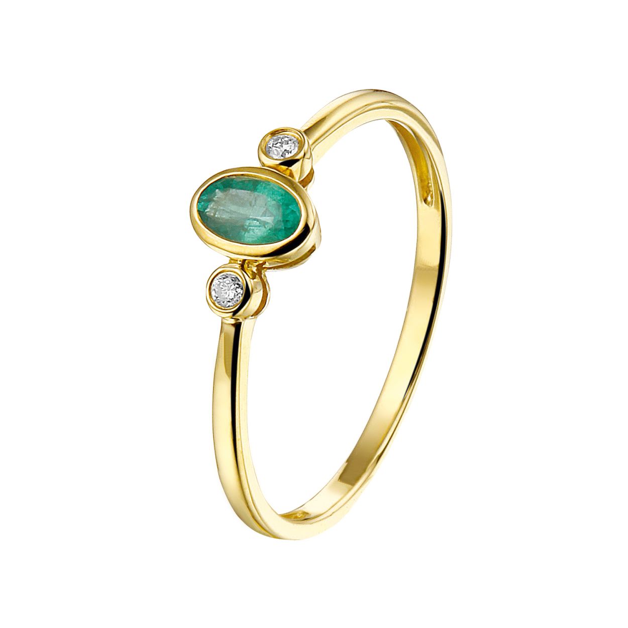 Voeg een vleugje tijdloze klasse toe aan je verzameling met deze 14 karaat geelgouden ring, verrijkt met een natuurlijke, ovale groene smaragd. De schitterende smaragd is gevat in een stijlvolle bezelzetting (kastenzetting), wat de edelsteen niet alleen een strakke en moderne uitstraling geeft, maar ook optimaal beschermt voor dagelijks gebruik.

Aan weerszijden van de smaragd bevindt zich een briljant geslepen diamant, eveneens verfijnd gevat in een gouden bezel rand. Deze combinatie van intens groen met fonkelend wit goud maakt deze ring een perfecte keuze als verlovingsring, een bijzonder cadeau of een luxe blikvanger.

Wil je de ring liever in het echt zien? Kom gerust langs om te passen in onze fysieke winkel aan de Heiligeweg 10 in het centrum van Amsterdam. Als ervaren juwelier in Amsterdam helpen we je graag persoonlijk verder met deskundig advies en maatwerk.