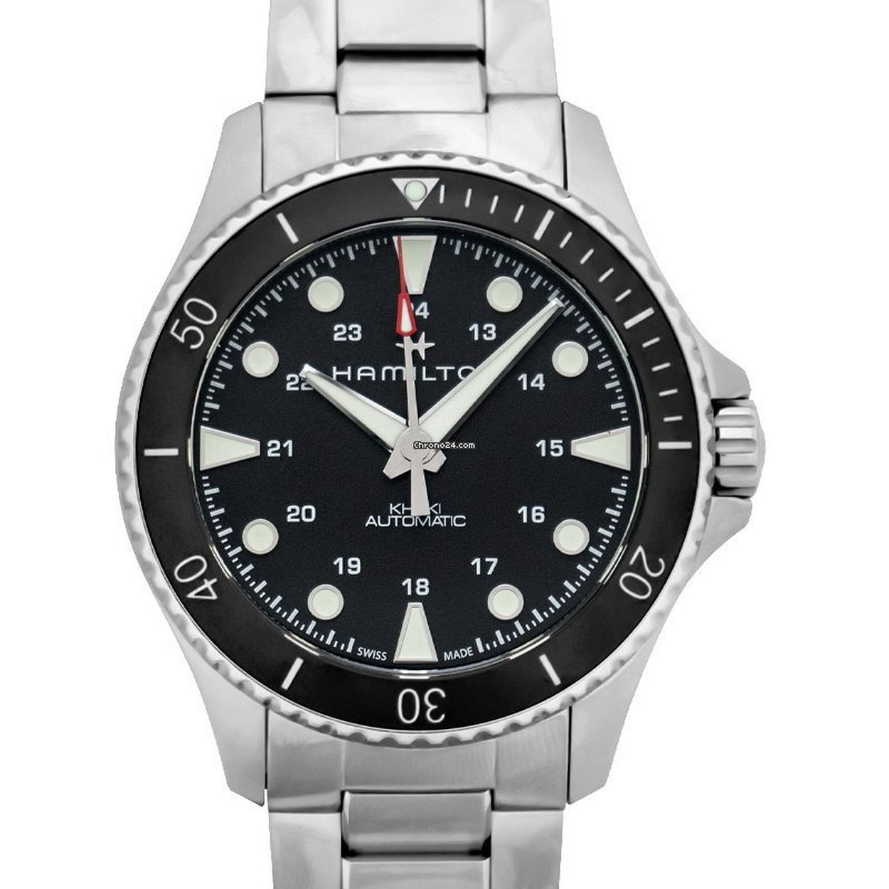 De Hamilton Khaki Navy Scuba H82515130 is een luxe automatisch Zwitsers horloge met een roestvrijstalen kast van 43mm en saffierglas. Het beschikt over een zwarte analoge wijzerplaat met stippen en een zilverkleurige roestvrijstalen band van 20mm. Waterbestendig tot 30m. Perfect te dragen bij zowel formele als casual gelegenheden dankzij het elegante ontwerp. Nikkelvrij en comfortabel.