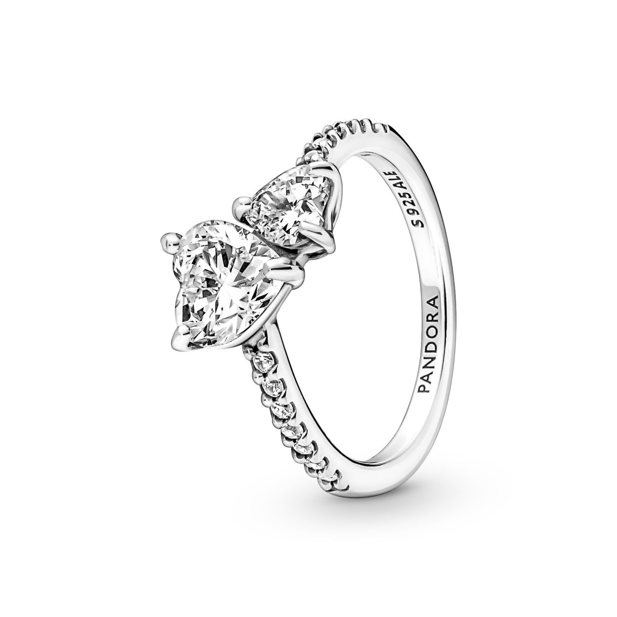 De Double Heart Sparkling Ring heeft twee hartvormige heldere zirkonia die in verschillende hoeken in elkaar zijn genesteld om de liefde tussen moeder en kind te symboliseren. De schacht van de ring is geaccentueerd met een halve rij pav� en is asymmetrisch bevestigd aan de twee harten voor een modernere look. Een cadeau dat alles viert wat je moeder voor je gedaan heeft.