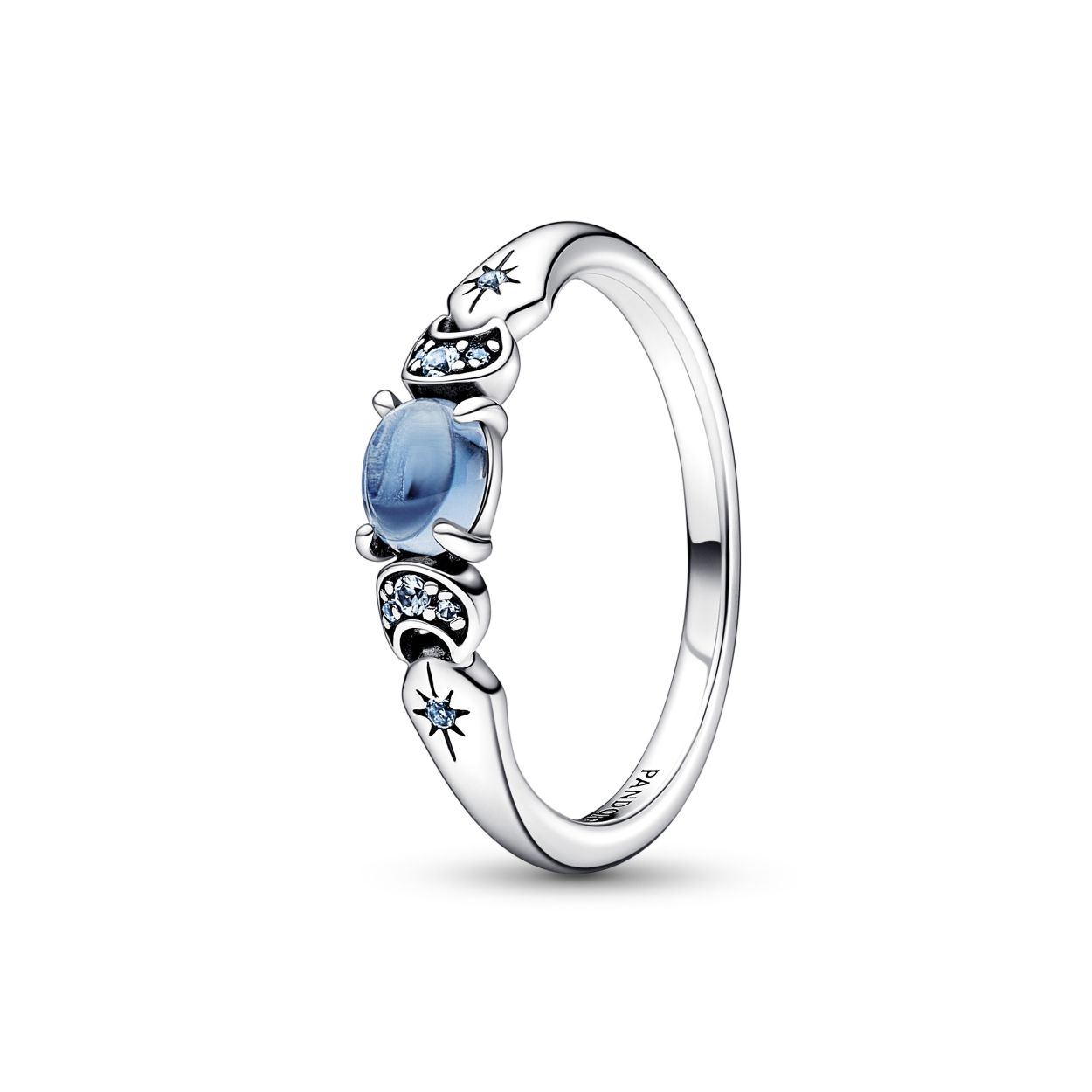 Stapel je favoriete verhalen met Disney x Pandora. Vier de 30e verjaardag van Disneys klassieker Aladdin met stukken ge�nspireerd door de dappere en zelfverzekerde prinses Jasmine. Deze stapelbare ring is hand-finished in sterlingzilver en afgewerkt met een ovaal maanlichtblauw synthetisch kristal in het midden, omringd door ijsblauwe man-made kristallen die verwijzen naar de typische groenblauwe kleur van prinses Jasmine. Laat al je wensen uitkomen en combineer deze sterlingzilver ring met je dagelijkse favorieten om je van je dappere kant te laten zien, of geef hem cadeau aan een Aladdin-fan als echte verrassing.