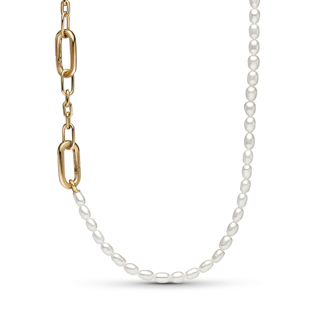 Parels in een nieuw jasje: in deze met 14k goud vergulde Pandora ME Slim Treated Freshwater Cultured Pearl Necklace is de iconische parel verwerkt in een ontwerp dat je naar hartenlust aan je eigen smaak kunt aanpassen. De ketting is voorzien van twee stylingconnectors die kunnen worden geopend. Deze zijn te herkennen aan een gegroefd oppervlak. Deze schakels leiden naar een rij behandelde gecultiveerde zoetwaterparels en een karabijnsluiting. Personaliseer eerst je schakelsieraad zelf: je kunt ��n set in elkaar grijpende schakels omruilen voor een dubbele of enkele stylingschakel, en zo eventueel de lengte aanpassen. Vervolgens hang je betekenisvolle medaillons en minihangers aan de stylingconnectors die open kunnen. Zo vertel je met je sieraad je eigen verhaal.