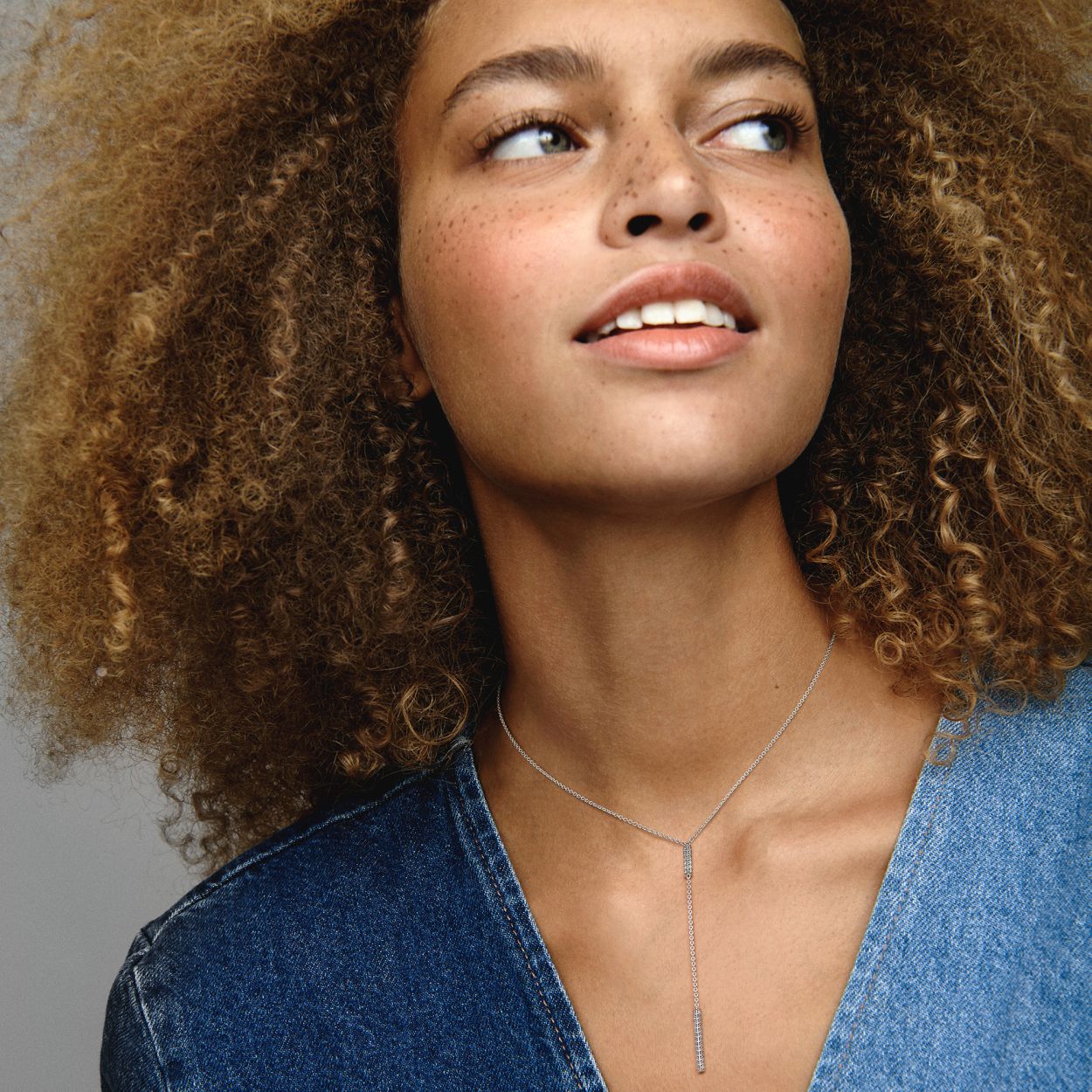 Omarm verhoogde glans met de Pandora Timeless Pavé Prism Drop-halsketting. Geef je persoonlijke stijl wat glans met deze halsketting met zirkonia en sprankelend pavé. De hanger begint met een kort prismavormige staafje dat aan twee kanten is bezet met zirkona in pavézetting, terwijl het langere staafje aan alle drie de kanten sprankelt met pavé en aan het einde van de halsketting hangt als een hanger. Deze sterlingzilver halsketting heeft een hangende zirkonia aan de sluiting en kan in drie lengtes worden versteld voor een gelaagde look. Deze Y-vormige sterling zilveren drop chain geeft een broodnodig vleugje glans.