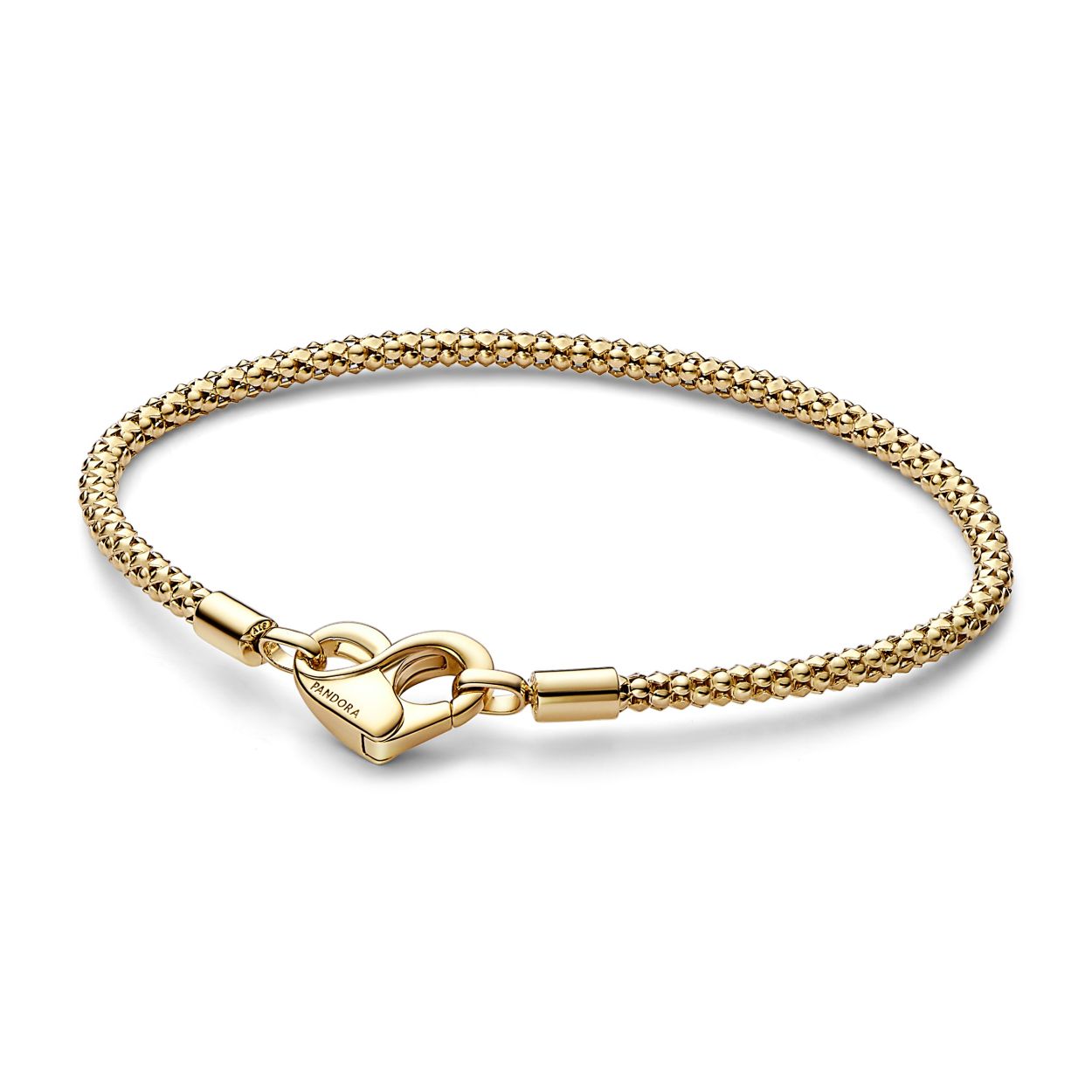 Update je verzameling met onze nieuwe studs-schakelarmband van Pandora Moments, gemaakt van een unieke metaalmix, verguld met 14-karaats goud. Deze met de hand afgewerkte sterlingzilveren armband bestaat uit een flexibele ketting met reli�f en een hartvormige sluiting die met een ge�ntegreerd oneindigheidsteken geopend kan worden. Let op: deze schakelarmband heeft geen schroefdraad (verhoogde bedelverdelers). Aan de armband kunnen maximaal 14-18 bedels of hangende bedels worden bevestigd. Aan de sluiting kunnen geen bedels worden bevestigd. We raden je aan om bedels met siliconen inzetten te gebruiken of veiligheidskettingen toe te voegen om je bedels niet te verliezen.