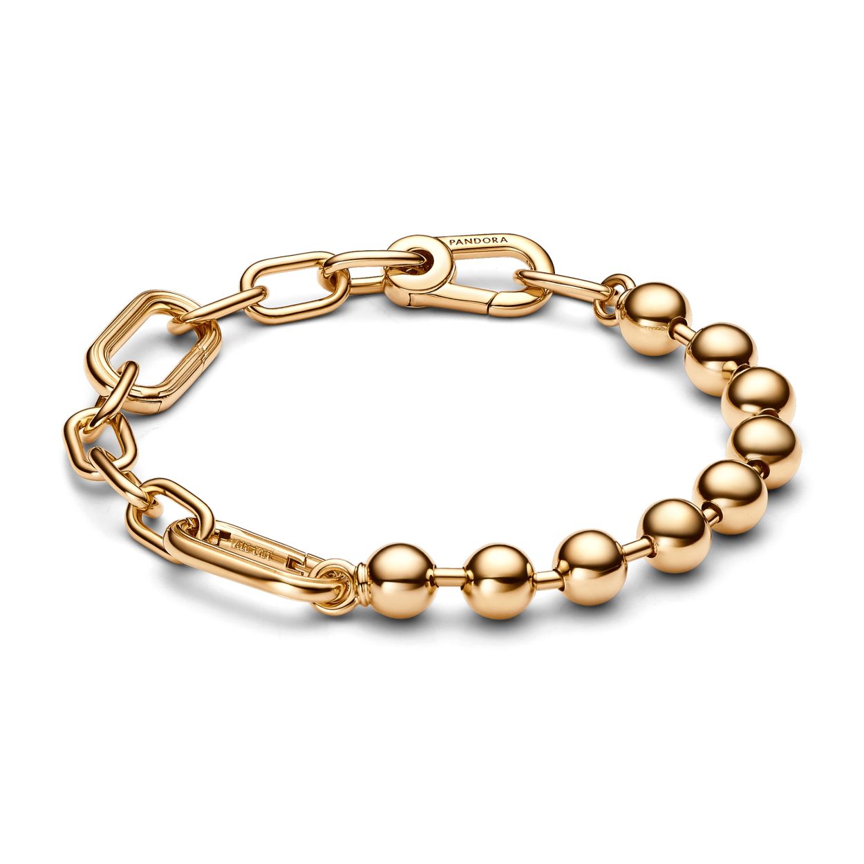 De Pandora ME metalen beads & schakelarmband bewijst dat tegenpolen elkaar aantrekken. Deze met 14-karaats goud vergulde bedel kan worden gepersonaliseerd door de stylingschakels te stylen met hangende minibedels of medaillonbedels. Deze opvallende armband brengt de punkrock-invloeden uit de jaren 90 in balans met de tijdloosheid van warme gouden tinten en kan op zichzelf gedragen worden of elke dag op een andere manier in laagjes worden gestyled.