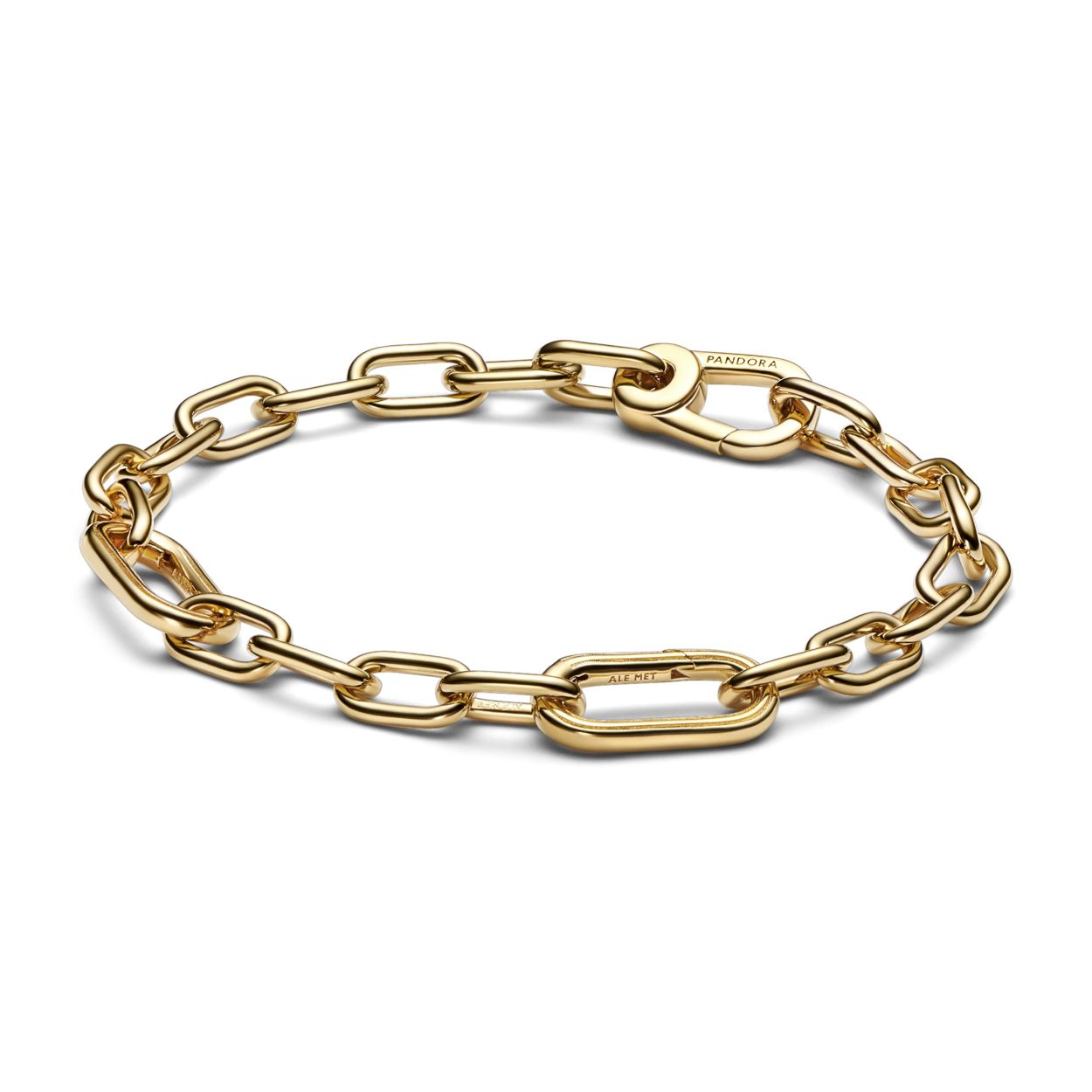 Jouw passie is de sterkste schakel. Onze met 14k goud vergulde Pandora ME Link Chain Bracelet biedt eindeloos veel stylingmogelijkheden. Het ontwerp bestaat uit twee stylingconnectors die kunnen worden geopend (deze zijn te herkennen aan een gegroefd oppervlak), vier schakels tussen elke stylingconnector en een karabijnsluiting. Personaliseer eerst je schakelsieraad zelf: je kunt vier schakels omruilen voor een dubbele of enkele stylingschakel, en zo eventueel de lengte aanpassen. Vervolgens hang je maximaal twee medaillons aan elke schakel, of twee betekenisvolle medaillons of maximaal acht minihangers aan elke stylingconnector die open kan. Zo laat je de hele wereld zien waar jij voor staat. Let op: medaillons met tops die open kunnen, kun je stylen op gesloten stylingschakels.
