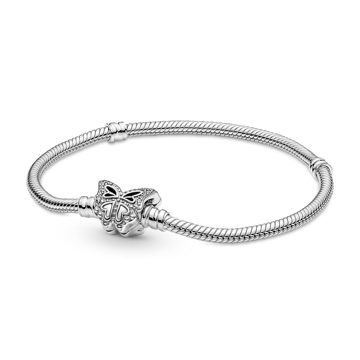 Deze armband is van het merk Pandora. Het is een damessieraad gemaakt van zilver.

