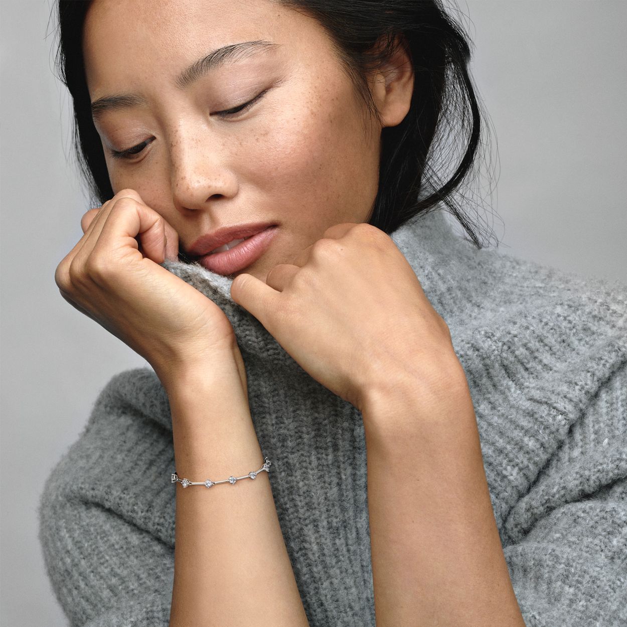 Ga voor een moderne klassieker met de Sprankelende Staafarmband. Deze sterlingzilveren armband is afgewerkt met driehoekige prismastaven die zijn bezet met acht sprankelende stenen in een open mandzetting en balanceert strakke lijnen met ronde rondingen. De staafjes zijn slim met elkaar verbonden met springringen, voor flexibiliteit en sprankelende beweging. Aan de verstelbare sluiting hangt een kettinkje met een sprankelende steen aan het uiteinde. Deze klassieke staafarmband is ontworpen om creatief met andere stukken te stapelen en heeft eindeloos veel stylingmogelijkheden.