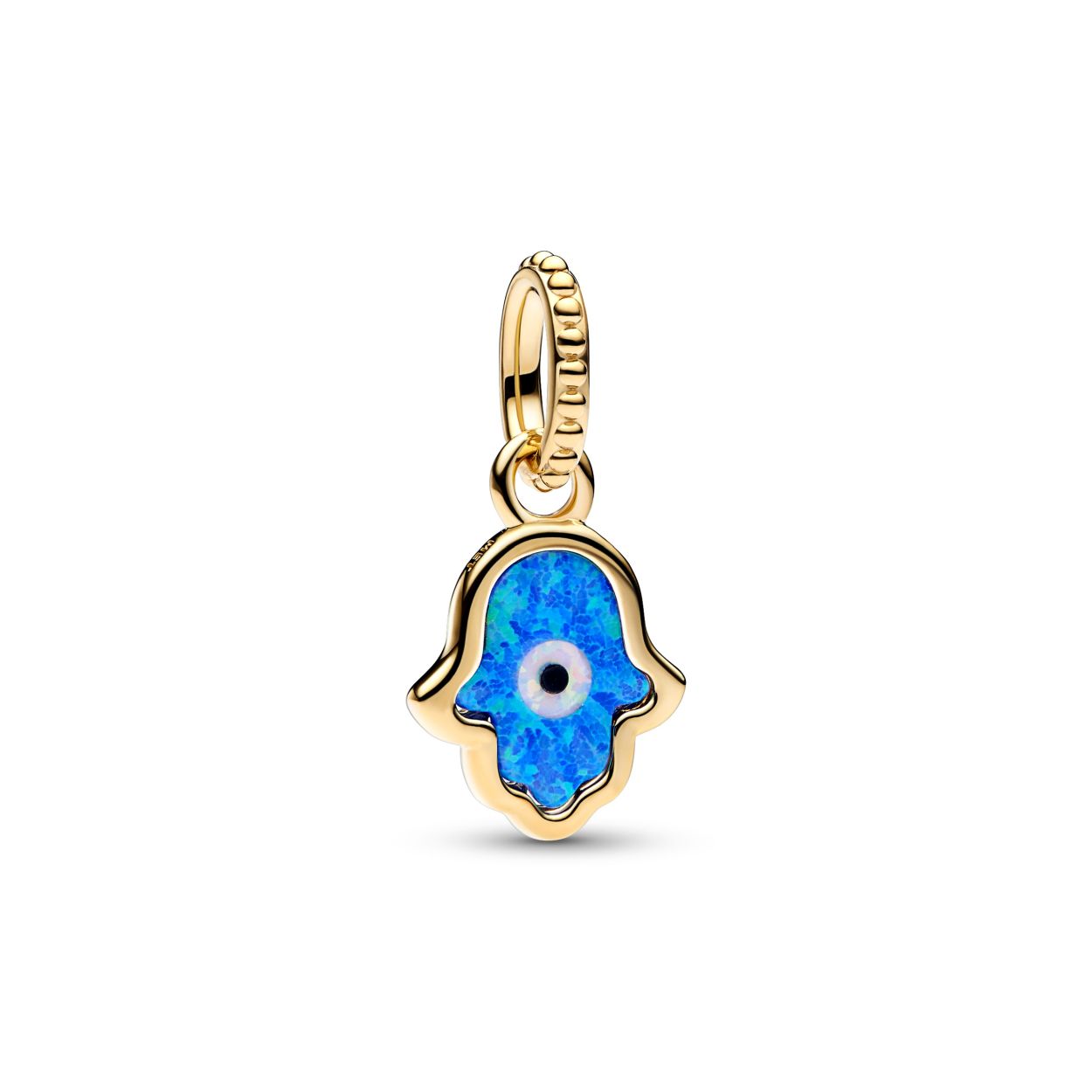Oud symbool, nieuwe vibe. Draag de Opalescent Blauwe Hamsa Hand Hangende Bedel als bescherming en omring jezelf met positieve energie. Deze met 14k goud vergulde Hamsa-bedel toont een glinsterende diepblauwe in het laboratorium gemaakte opaal. Aan de ene kant straal een opengewerkt zonnestraalontwerp vanuit een alziend oogmotief in het midden met ee witte in het laboratorium gemaakte opaal. De Hamsa is van oorsprong een talisman om je te beschermen tegen het kwaad en is een gebaar van het verwelkomen van goedheid, vriendelijkheid, vriendschap en gratie in je leven.