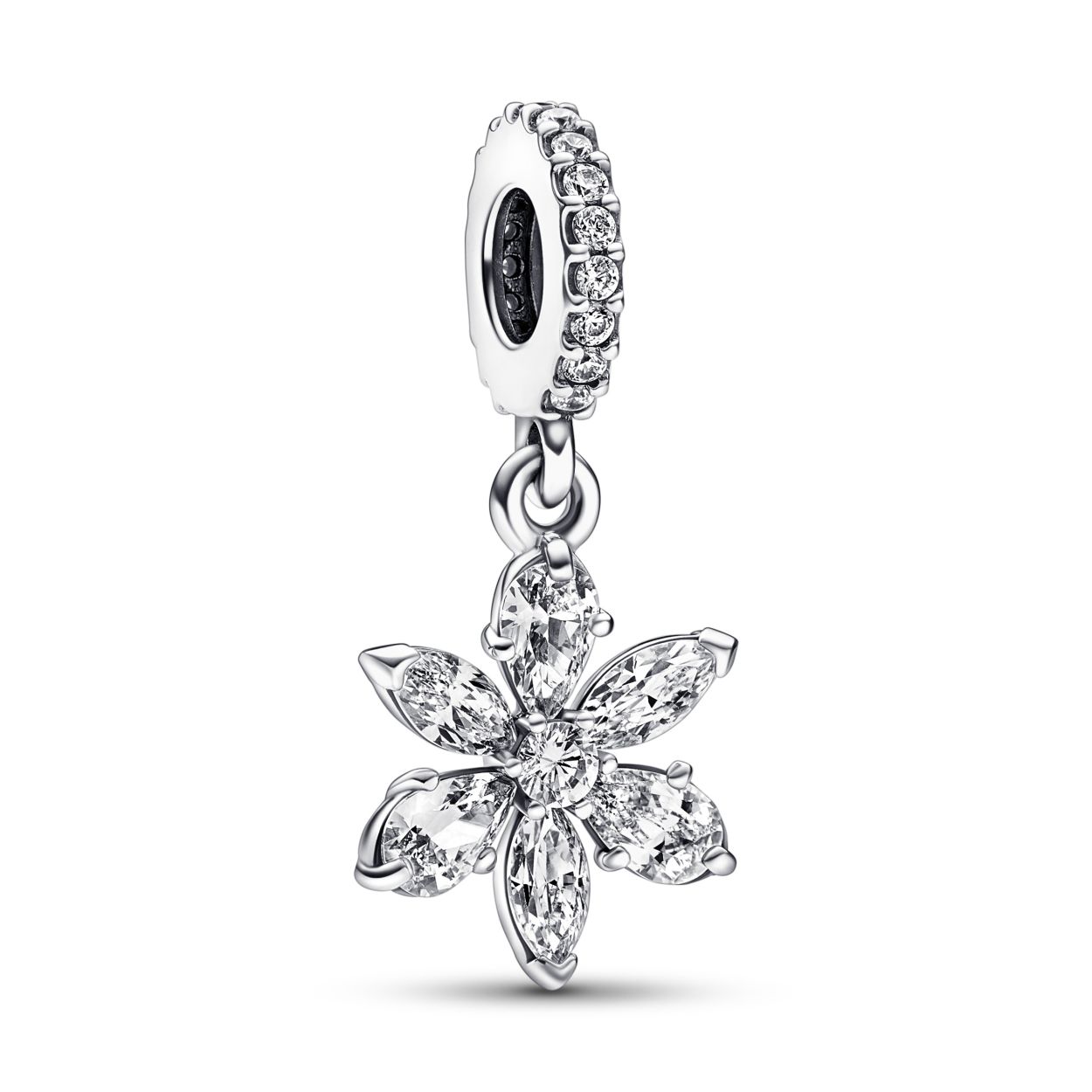 Breng de schoonheid van de natuur in je sieraden met de Sparkling Herbarium Cluster Dangle Charm. Deze sterlingzilver hangende bedel bestaat uit een cluster van afwisselende peer- en marquise-vormige stenen rondom een ronde centrale steen die een geometrische vorm creëren, geïnspireerd op de elementen van bloemblaadjes en bladeren. Een elegante herinterpretatie van de vormen die we in de natuur vinden. Hij geeft je dagelijkse look een delicate, zwevende uitstraling.