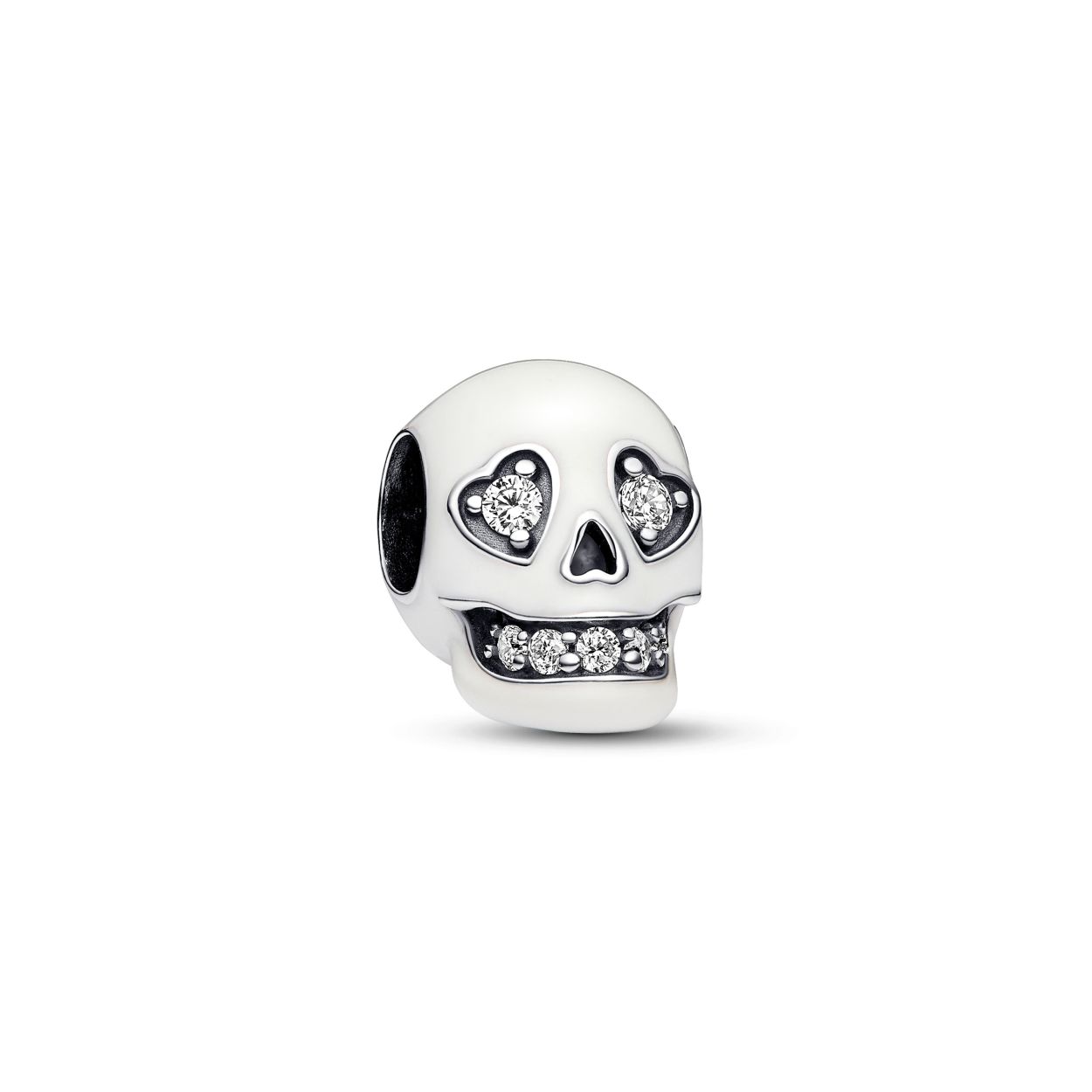 Geef je look een edgy twist met de glow-in-the-dark sprankelende schedelbedel. Deze bedel bestaat uit een doodshoofd dat is bedekt met glow-in-the-dark email met een mond en hartvormige ogen die sprankelen met heldere zirkonia's. Uitgesneden details versieren de zijkanten van de mond, de neus en de onderkant van de schedel. Breng een eerbetoon aan het mysterie van het hiernamaals en voeg een onweerstaanbare en stralende touch toe aan je stijl met deze hanger in de vorm van een doodshoofd.