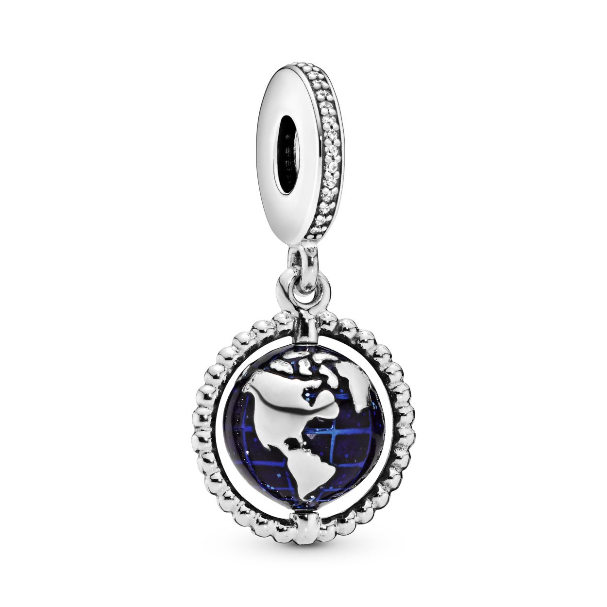 Laat je liefde voor reizen de inspiratie zijn voor je stijl met de wereldbolbedel. Dit met de hand afgewerkte stuk is gevormd als de aarde en hij draait om een gekraalde as. De wereldbolbedel is geaccentueerd met glanzend waterblauwe emaille dat met de hand is aangebracht. Draag aan je favoriete Pandora Moments-armband samen met andere door reizen geïnspireerde bedels en geef uitdrukking aan je reislustige inborst.