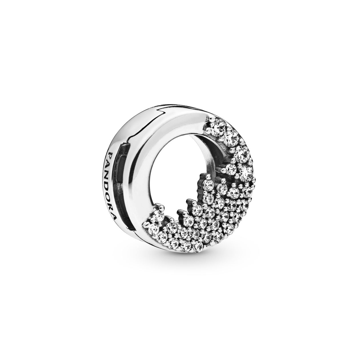 Met deze Sprankelende IJspegels Clip Bedel geef je elke outfit een winters koel tintje. De 32 beadgezette transparante zirkonia's op deze bedel lijken wel ijspegels en geven je Pandora Reflexions armband of halsketting een prachtige koel-glamoureuze look. Maar je kunt de sterlingzilveren clip ook andersom dragen om de gladde gepolijste cirkel aan de achterkant te laten zien. Heel subtiel!