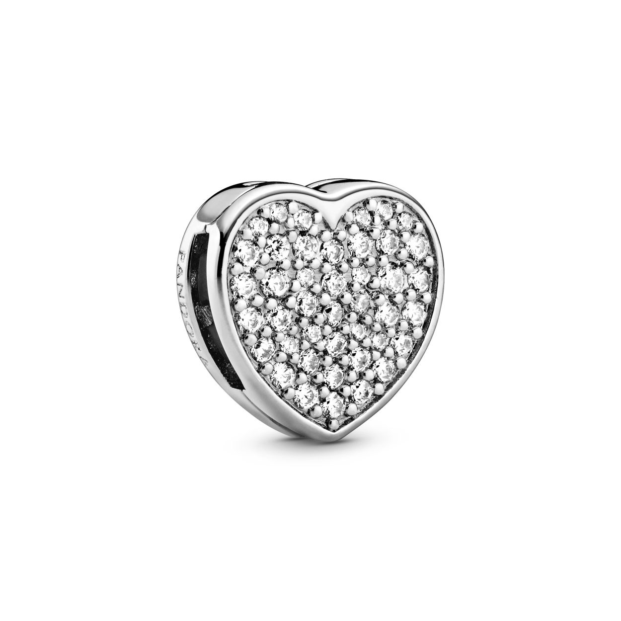 De Pandora bedel hart zirkonia, modelnummer 798684C01, is een prachtige zilveren hanger met zirkonia-steentjes. Het juweel weegt 3,3 gram en heeft afmetingen van 12,1 x 11,9 x 5 mm. Deze zilverkleurige hanger is perfect om te dragen aan een ketting of armband voor een elegante en liefdevolle look.  
