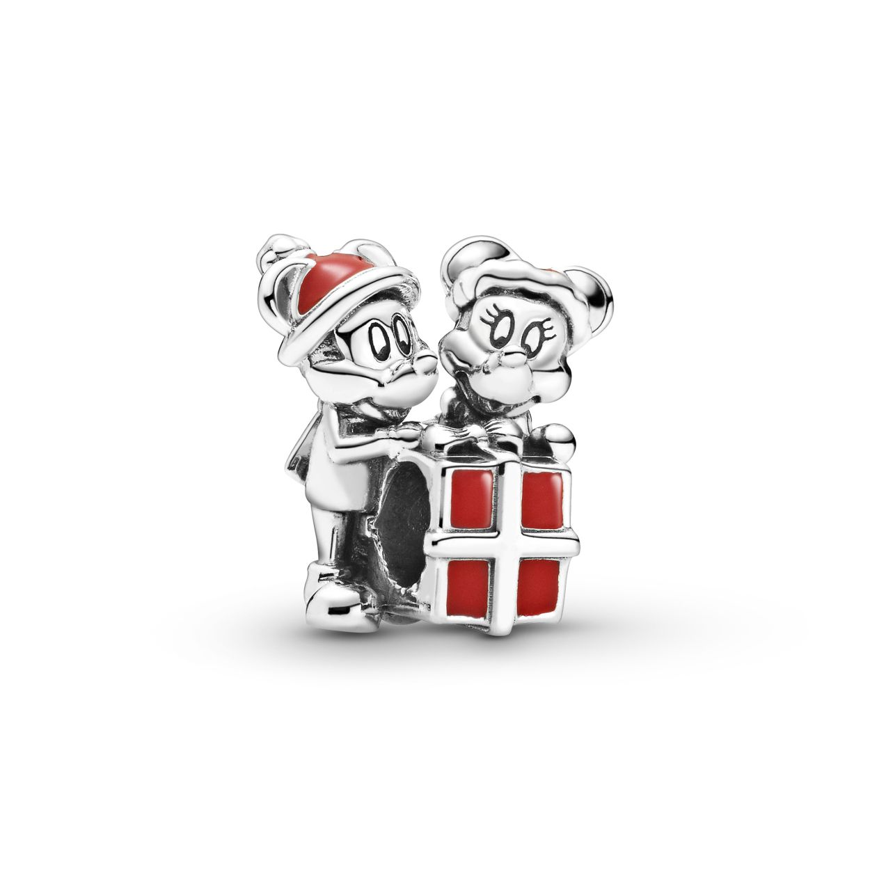 De feestdagen voelen wel heel speciaal met de Disney Mickey Mouse and Minnie Mouse Present Charm. Het design is hand-finished in sterlingzilver en bestaat uit Disneys Mickey Mouse en Minnie Mouse met gegroefde ofen en wimpers die hun gelaatstrekken extra benadrukken. Mickey Mouse draagt een sjaal en houdt Minnie bij haar schouder vast. Ze dragen beide een kerstmuts die is gedecoreerd met rood emaille dat met de hand is aangebracht wat weer past bij het geschenk dat ze vasthouden, inclusief een lint en strik. Dit stuk met de logo's van Pandora en Disney op de achterkant, is een mooi geschenk voor een bijzonder iemand met wie je graag de feestdagen wilt doorbrengen.