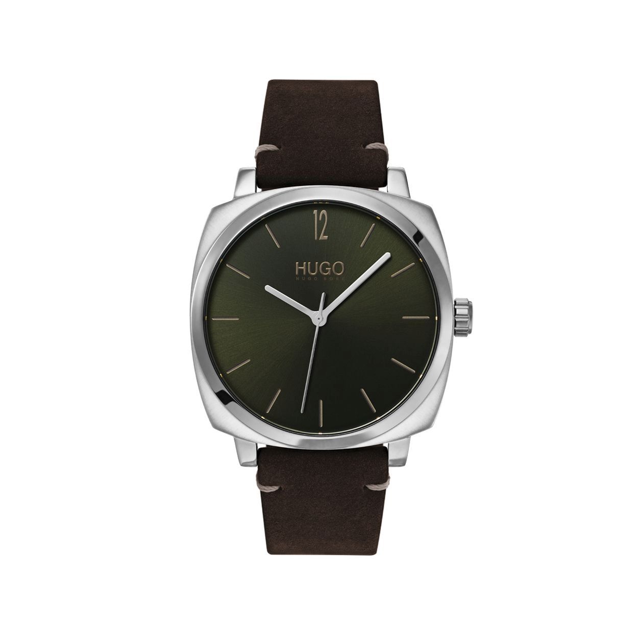 HUGO HU1530068 OWN Dit herenhorloge uit de HUGO Own serie is een casual horloge. Het horloge heeft mineraalglas, een groene wijzerplaat en een stalen horlogekast met een kastdiameter van 40 mm. De band van het horloge is van leer.  HET MERK HUGO presenteert eigentijdse en vooruitstrevende designs volgens de laatste fashion trends. Scherp maatwerk en casual modellen gecombineerd met een progressieve attitude. Door het spontane en vooruitstrevende karakter, is HUGO er voor de urban en ruimdenkende man die de leiding durft te nemen.  SPECIFICATIES - Mineraalglas - Ronde kastvorm,40 mm - Stalen horlogekast - Groene wijzerplaat - Bruin lederen horlogeband  - 3 ATM