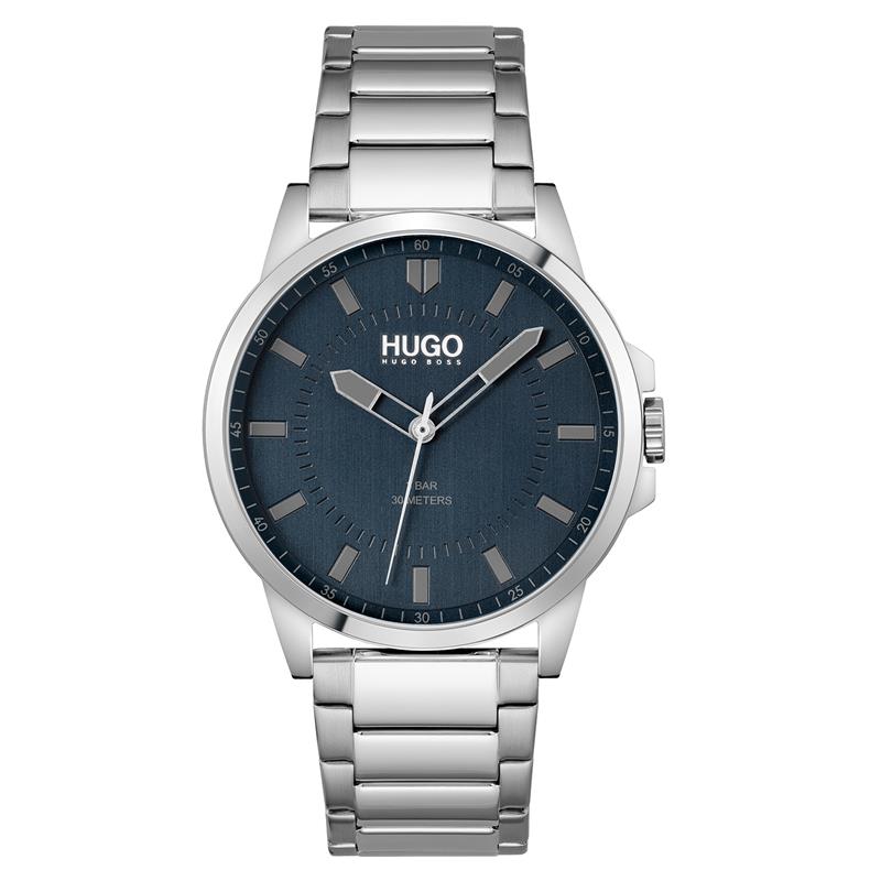 FIRST collectie
Dit HUGO horloge uit de First collectie heeft een modern en klassiek design tegelijkertijd. De verticaal geborstelde wijzerplaat is gedetailleerd met een minuut- en secondeaanduiding. De minimalistisch kleuren en klassieke details zorgen voor een ingetogen moderne stijl.

Het merk:
HUGO BOSS is afgestemd op levensstijlen waar het gaat om kwaliteit en precisie. Het wereldwijde fashionlabel is verdeeld in twee merken: BOSS en HUGO. Het merk HUGO presenteert eigentijdse en vooruitstrevende designs volgens de laatste fashion trends waarmee mensen worden gestimuleerd om zichzelf te zijn. Scherp maatwerk en casual horloges gecombineerd met een progressieve attitude. HUGO horloges zijn er voor de urban en ruimdenkende man die de leiding durft te nemen. De enige regel van de HUGO-man als het om stijl gaat: zijn authentieke zelf en niets anders.

SPECIFICATIES
- Mineraalglas
- Ronde kastvorm, Ø 43 mm
- Stalen horlogekast
- Blauwe wijzerplaat
- Zilverkleurige stalen horlogeband 
- 3 ATM