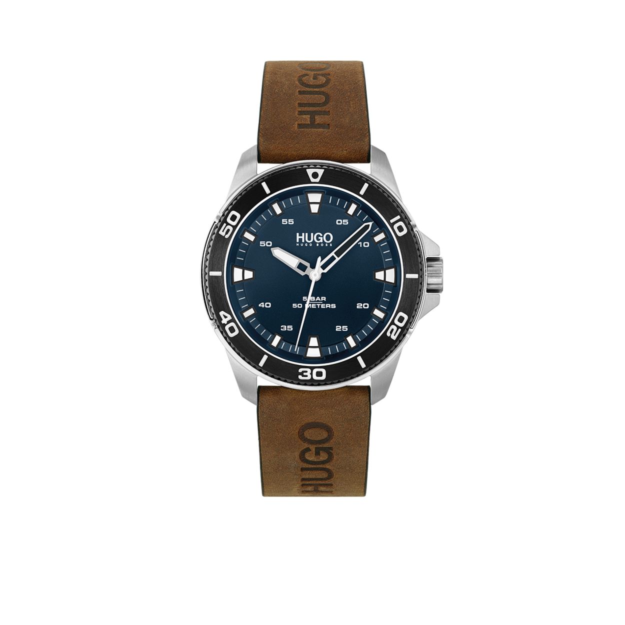 HUGO HU1530220 STREETDIVER
Dit HUGO horloge uit de Streetdiver serie met artikelnr. HU1530220 is voor de echte HUGO klant. Het herenhorloge kenmerkt zich door zijn zilverkleurige stalen horlogekast met zwarte bezel. Opvallend zijn de witte lumibrite aanduidingen voor de uren en de opengewerkte wijzers op de blauwe wijzerplaat. Aan de kast zit een gladde bruine lerenband met gespsluiting. Het sportieve herenhorloge heeft een mineraalglas, een doorsnee van 44mm en is 5 ATM.

HET MERK:
HUGO BOSS is afgestemd op levensstijlen waar het gaat om kwaliteit en precisie. Het wereldwijde fashionlabel is verdeeld in twee merken: BOSS en HUGO. Het merk HUGO presenteert eigentijdse en vooruitstrevende designs volgens de laatste fashion trends waarmee mensen worden gestimuleerd om zichzelf te zijn. Scherp maatwerk en casual horloges gecombineerd met een progressieve attitude. HUGO horloges zijn er voor de urban en ruimdenkende man die de leiding durft te nemen. De enige regel van de HUGO-man als het om stijl gaat: zijn authentieke zelf en niets anders.

Maak kennis met de nieuwe horlogecollectie van HUGO.

SPECIFICATIES:
- Mineraalglas
- Ronde kastvorm, � 44mm
- Stalen horlogekast/ zwarte bezel
- Blauwe wijzerplaat
- Bruine lederen horlogeband 
- 5 ATM
